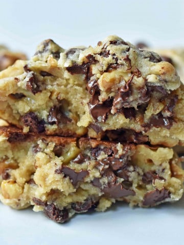 Levain Bakery Famous Chocolate Chip Cookies. The BEST Chocolate Chip Walnut Cookie Recipe. The perfect chocolate chip walnut cookies. #levainbakery #chocolatechipwalnutcookies #chocolatechipcookies