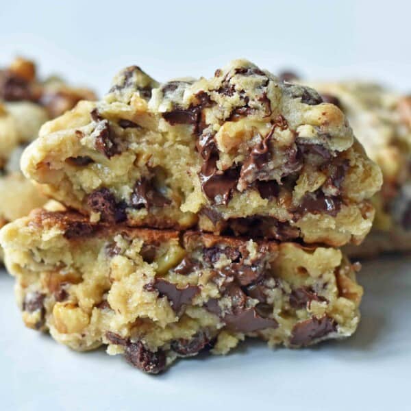 Levain Bakery Famous Chocolate Chip Cookies. The BEST Chocolate Chip Walnut Cookie Recipe. The perfect chocolate chip walnut cookies. #levainbakery #chocolatechipwalnutcookies #chocolatechipcookies