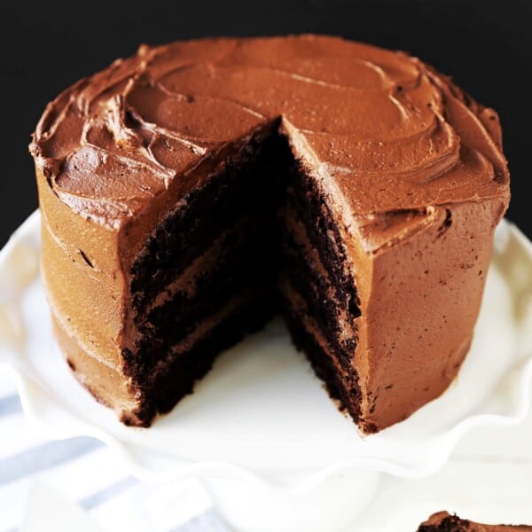 The Best Chocolate Cake Recipe. How to make the perfect homemade chocolate cake. www.modernhoney.com #chocolate #chocolatecake #homemadecake #chocolatecakerecipe #homemade