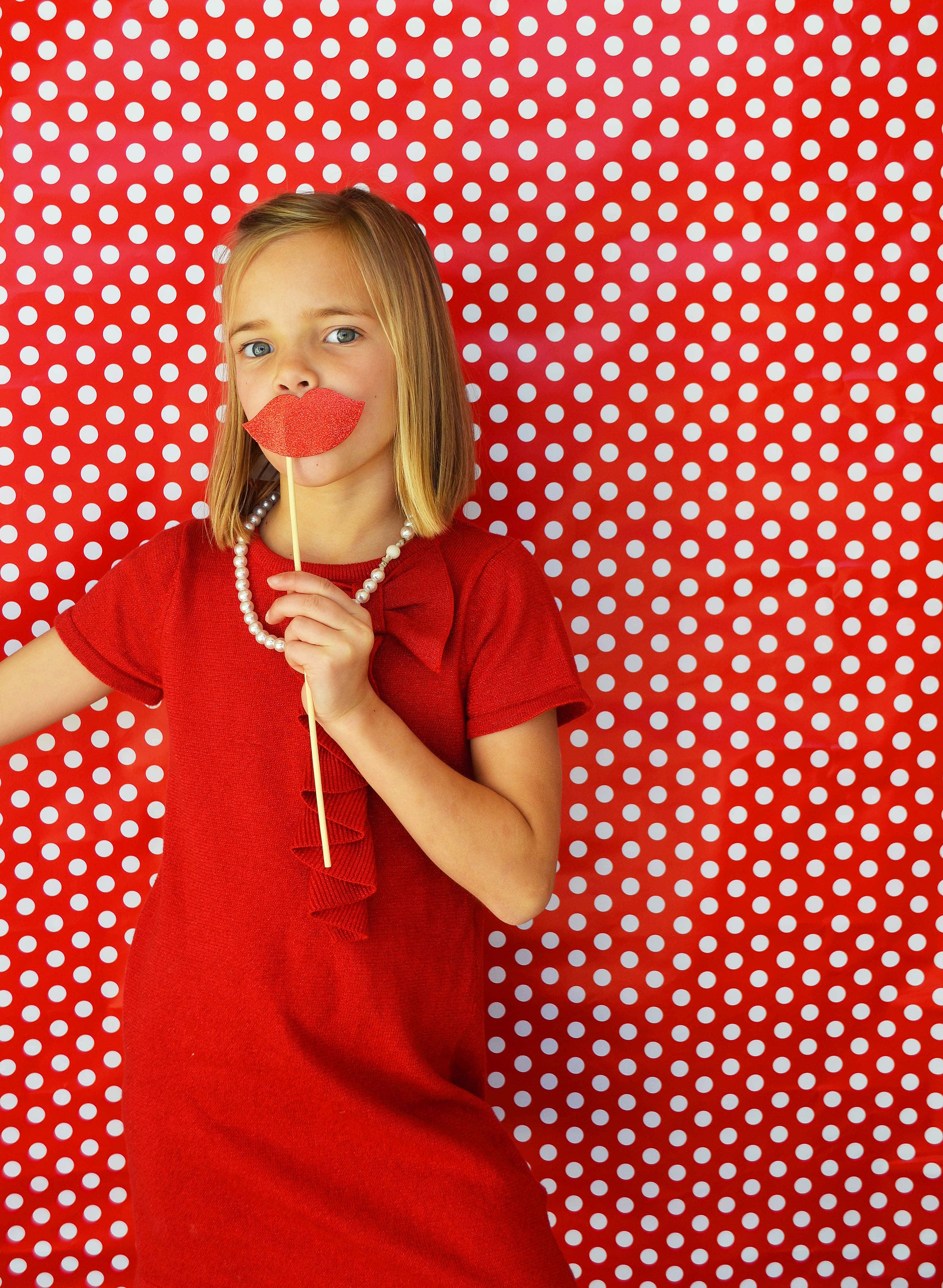 Five 5 Ways to Make Valentine's Day special for kids. Ideas on how to make Valentine's Day fun for families. Valentine's Day tablescapes, Valentine's Day decor ideas, Valentine's day photo shoot, Valentine's day printables, and Valentine's Day cookies. www.modernhoney.com