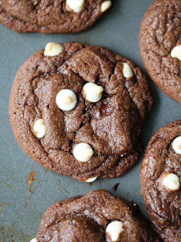 The Best Triple Chocolate Chip Cookies. White Chip Chocolate Cookies Recipe. How to make Paradise Bakery Panera Black and White Chippers. www.modernhoney.com #blackandwhitechippers #chocolatecookies #cookies #whitechipchocolatecookies #chocolate