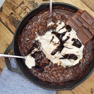 Double Chocolate Skillet Brownie Sundae by Modern Honey l www.modernhoney.com