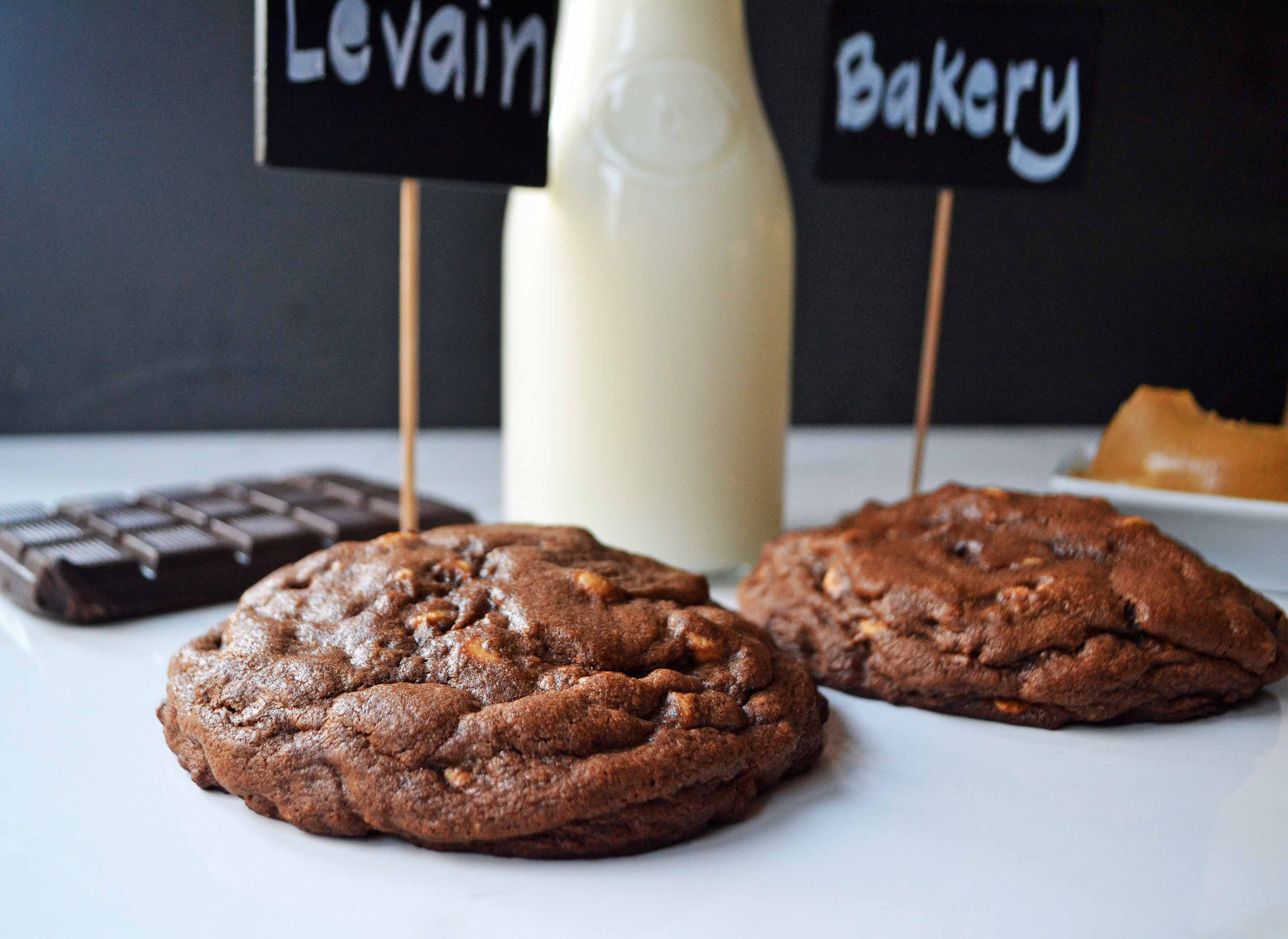 Levain Bakery Dark Chocolate Peanut Butter Chip Cookies by Modern Honey l www.modernhoney.com