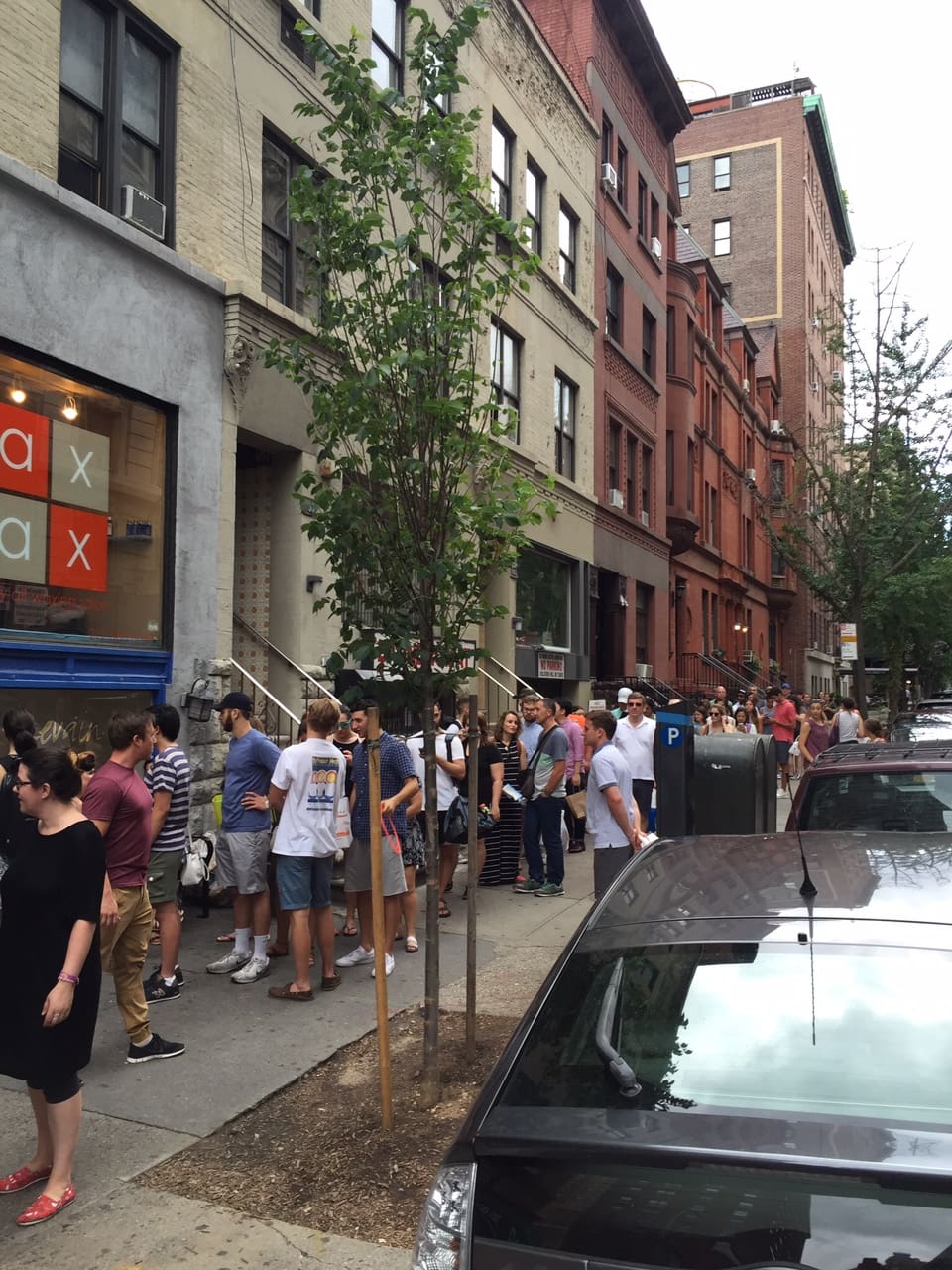 Line at Levain Bakery. Levain Bakery Dark Chocolate Peanut Butter Chip Cookies by Modern Honey l www.modernhoney.com 