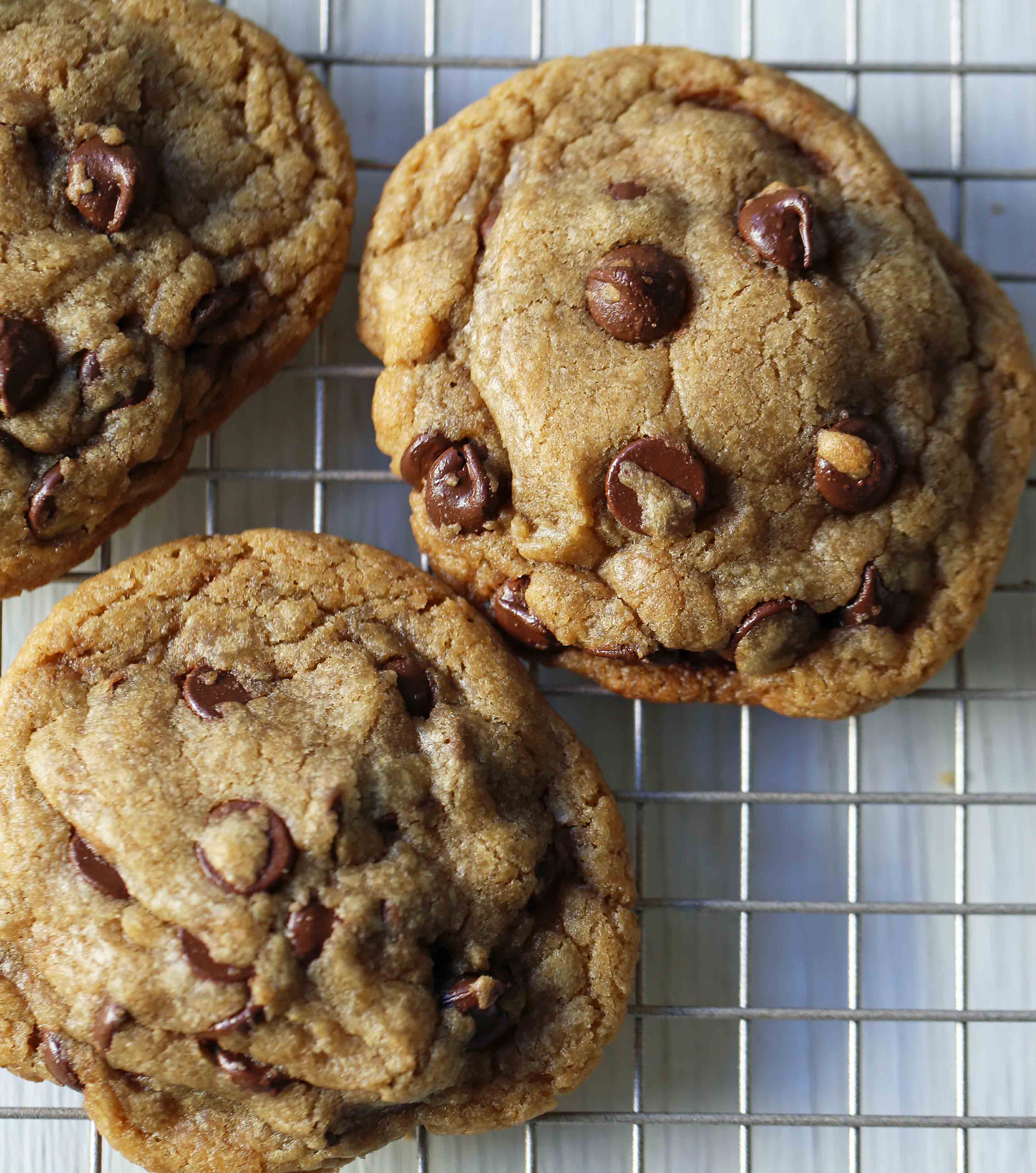 MJ's Top Secret Brown Butter Chocolate Chip Cookies. The best chocolate chip cookies made in a saucepan. Homemade browned butter chocolate chip cookie recipe. You will LOVE these cookies! www.modernhoney.com #brownbuttercookies #brownbutterchocolatechipcookies #chocolatechipcookies #cookies #chocolatechipcookie #cookierecipes