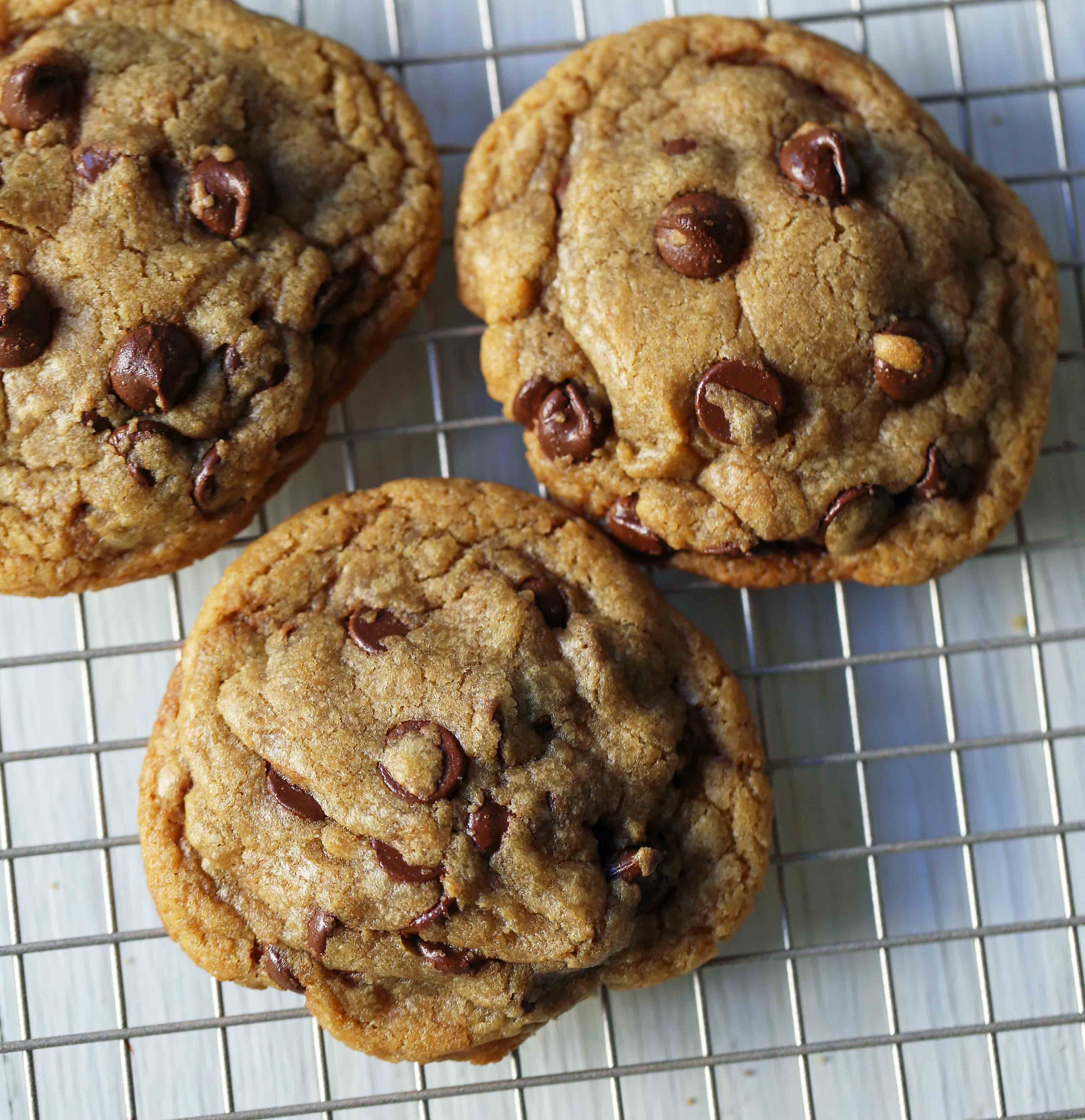 MJ's Top Secret Brown Butter Chocolate Chip Cookies. The best chocolate chip cookies made in a saucepan. Homemade browned butter chocolate chip cookie recipe. You will LOVE these cookies! www.modernhoney.com #brownbuttercookies #brownbutterchocolatechipcookies #chocolatechipcookies #cookies #chocolatechipcookie #cookierecipes