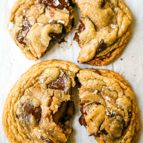 The BEST Browned Butter Chocolate Chip Cookies Homemade browned butter chocolate chip cookies are made in one saucepan! This perfect chocolate chip cookie has rich buttery toffee flavor. This is the best chocolate chip cookie recipe.  www.modernhoney.com #saucepancookie #brownbuttercookie #chocolatechipcookie #chocolatechipcookies #cookie #cookies