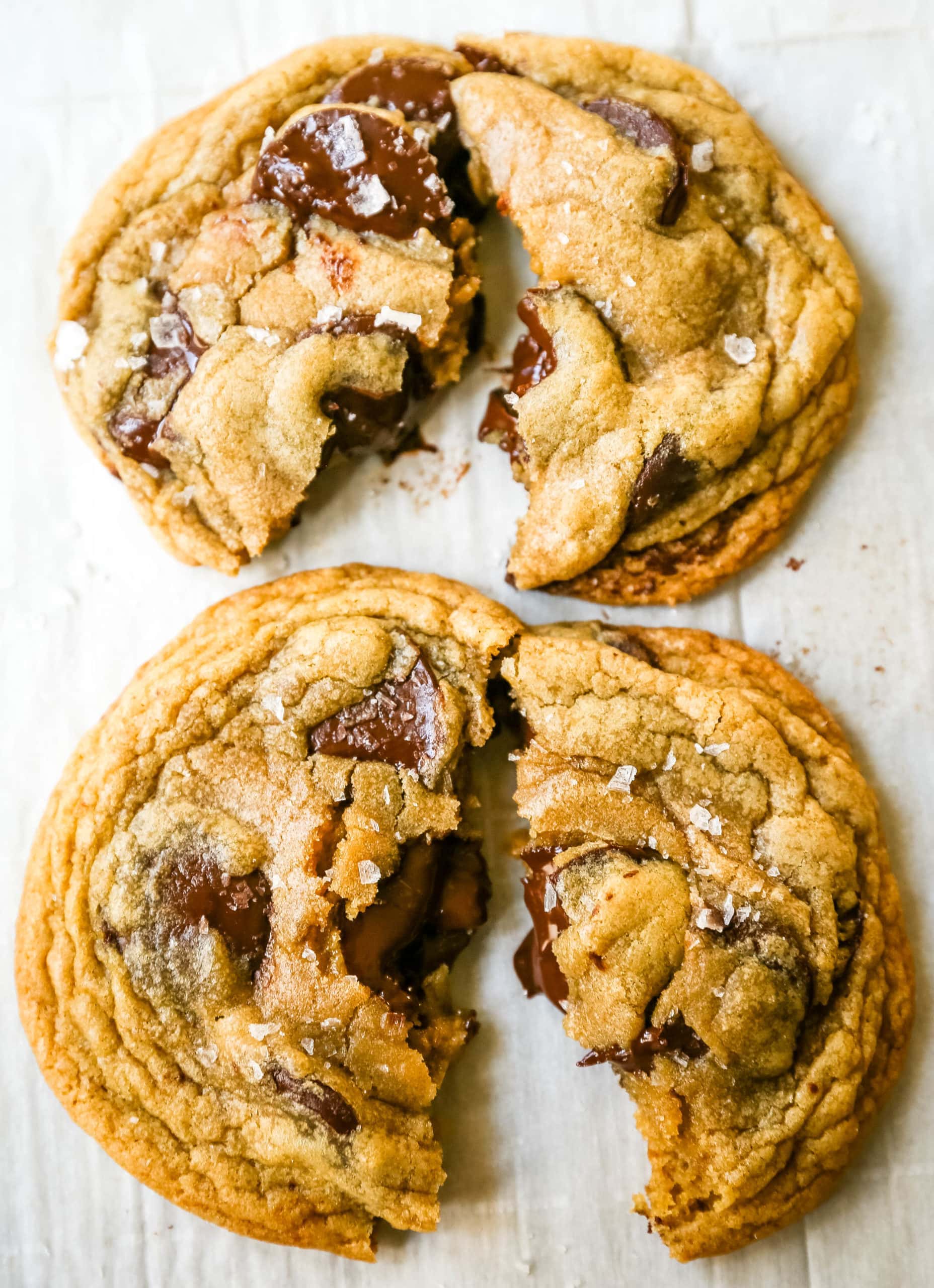 The BEST Browned Butter Chocolate Chip Cookies Homemade browned butter chocolate chip cookies are made in one saucepan! This perfect chocolate chip cookie has rich buttery toffee flavor. This is the best chocolate chip cookie recipe.  www.modernhoney.com #saucepancookie #brownbuttercookie #chocolatechipcookie #chocolatechipcookies #cookie #cookies 