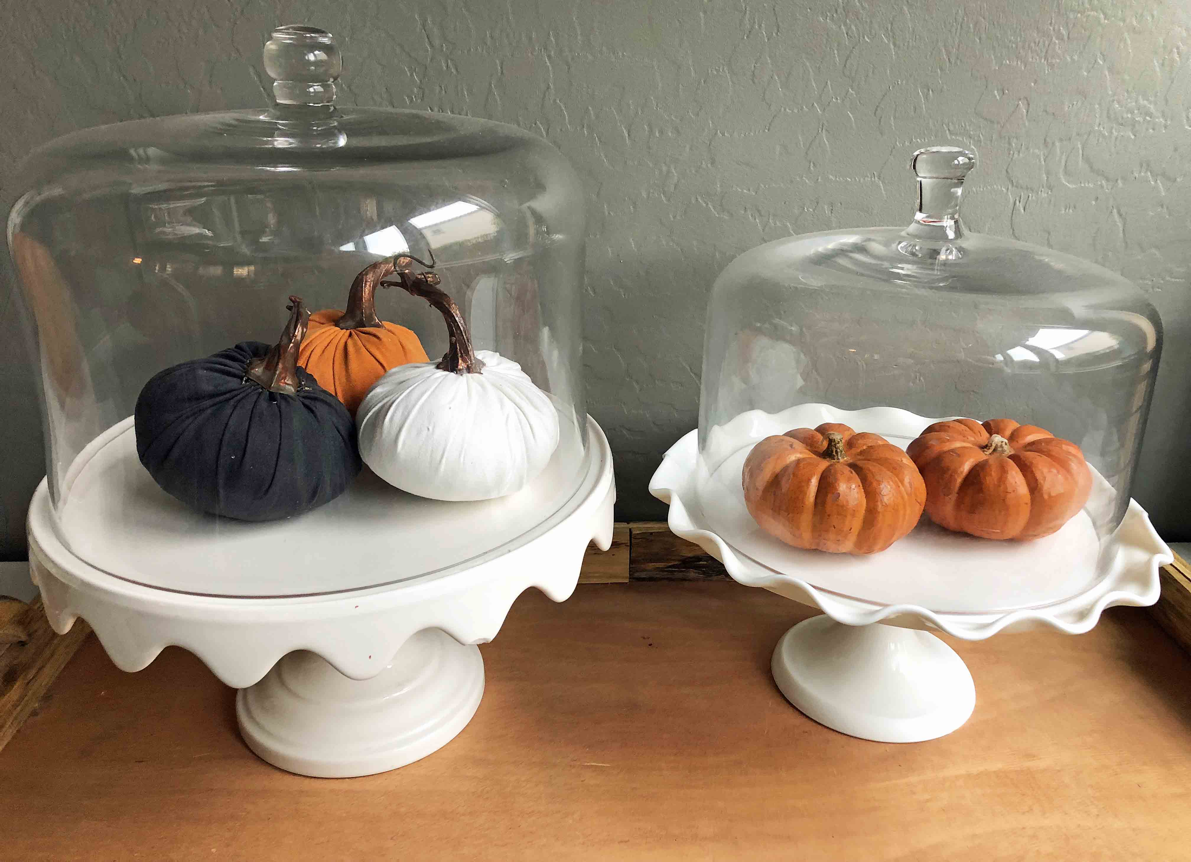 Fall Decor Ideas. How to decorate a kitchen for Fall. Halloween Fall Kitchen Shelves. Fall Decoration Ideas. www.modernhoney.com #falldecor #falldecorationideas #halloween #fall #fallkitchen #kitchenfalldecor