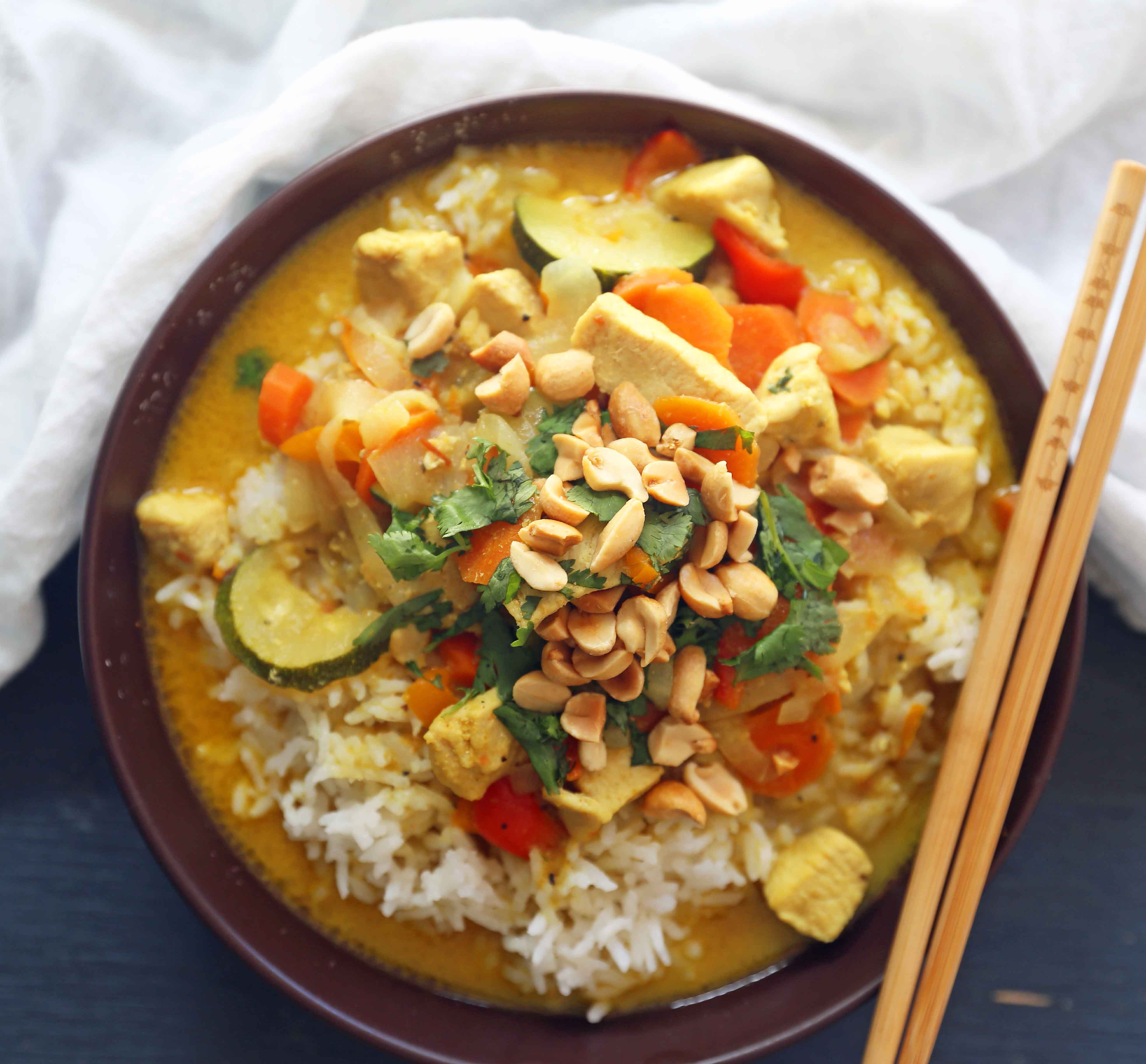 Thai Green Curry with Chicken and Veggies. A healthy gluten-free and dairy-free curry recipe. Chicken Curry with Vegetables in a Coconut Broth. www.modernhoney.com #curry #chickencurry #glutenfree #dairyfree #thaicurry