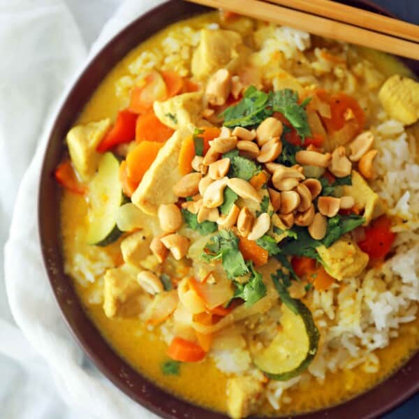 Thai Green Curry with Chicken and Veggies. A healthy gluten-free and dairy-free curry recipe. Chicken Curry with Vegetables in a Coconut Broth. www.modernhoney.com #curry #chickencurry #glutenfree #dairyfree #thaicurry