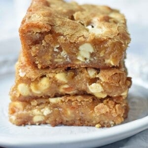 White Chocolate Blondies Recipe. Browned Butter White Chocolate Blondies. The BEST White Chocolate Blondies. www.modernhoney.com