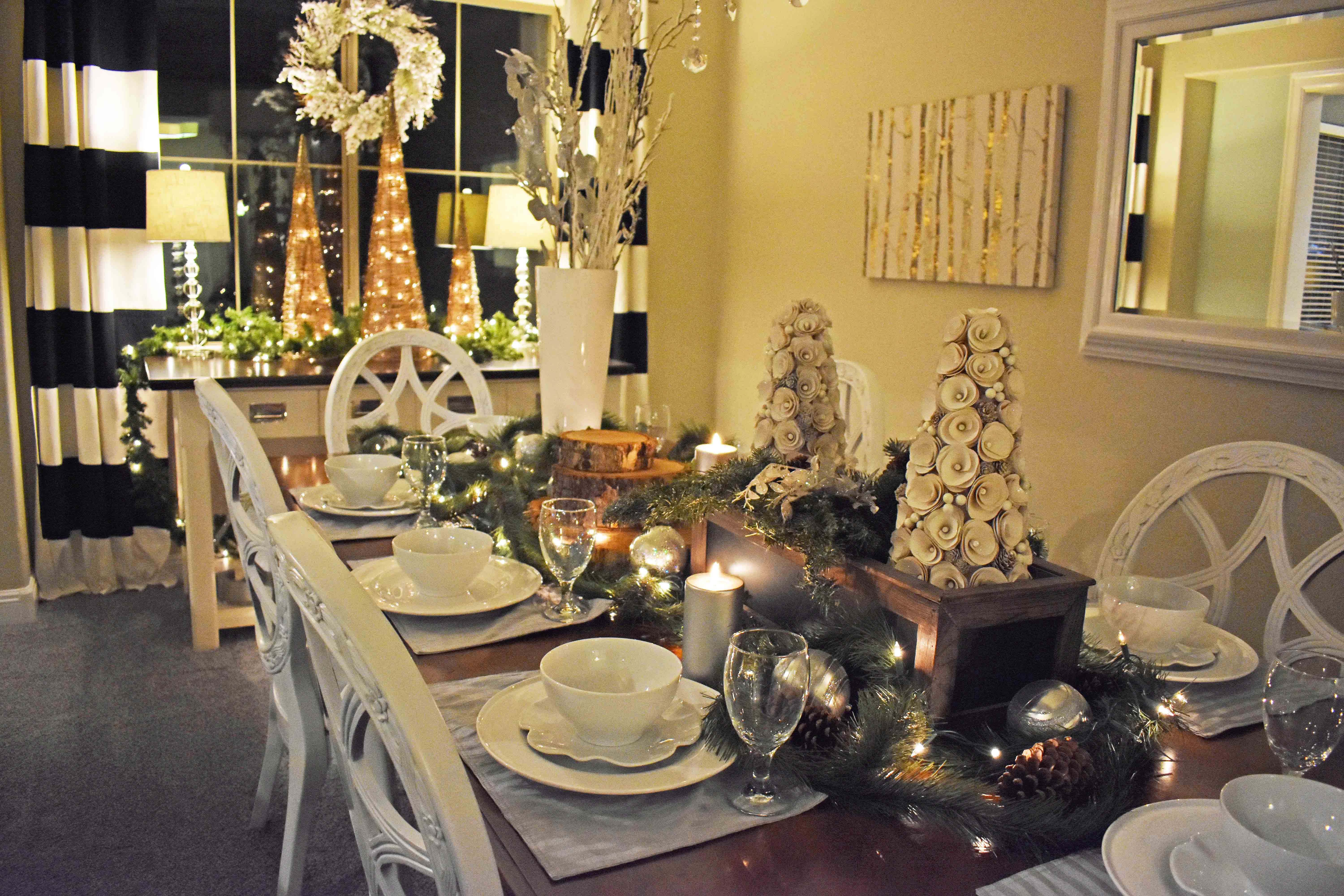 Christmas Tablescapes Ideas. Christmas Dining Room. Natural Christmas decor. www.modernhoney.com