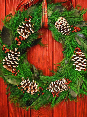 Christmas Decor Ideas by Modern Honey. DIY projects, dining room Christmas tablescapes, chalkboard inspiration, and making your own Christmas door.