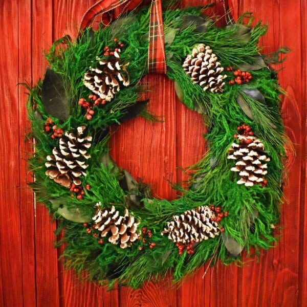Christmas Decor Ideas by Modern Honey. DIY projects, dining room Christmas tablescapes, chalkboard inspiration, and making your own Christmas door.