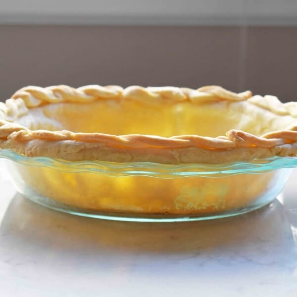 All Butter Flaky Pie Crust. Tips and tricks to make foolproof perfect pie crust every single time. www.modernhoney.com