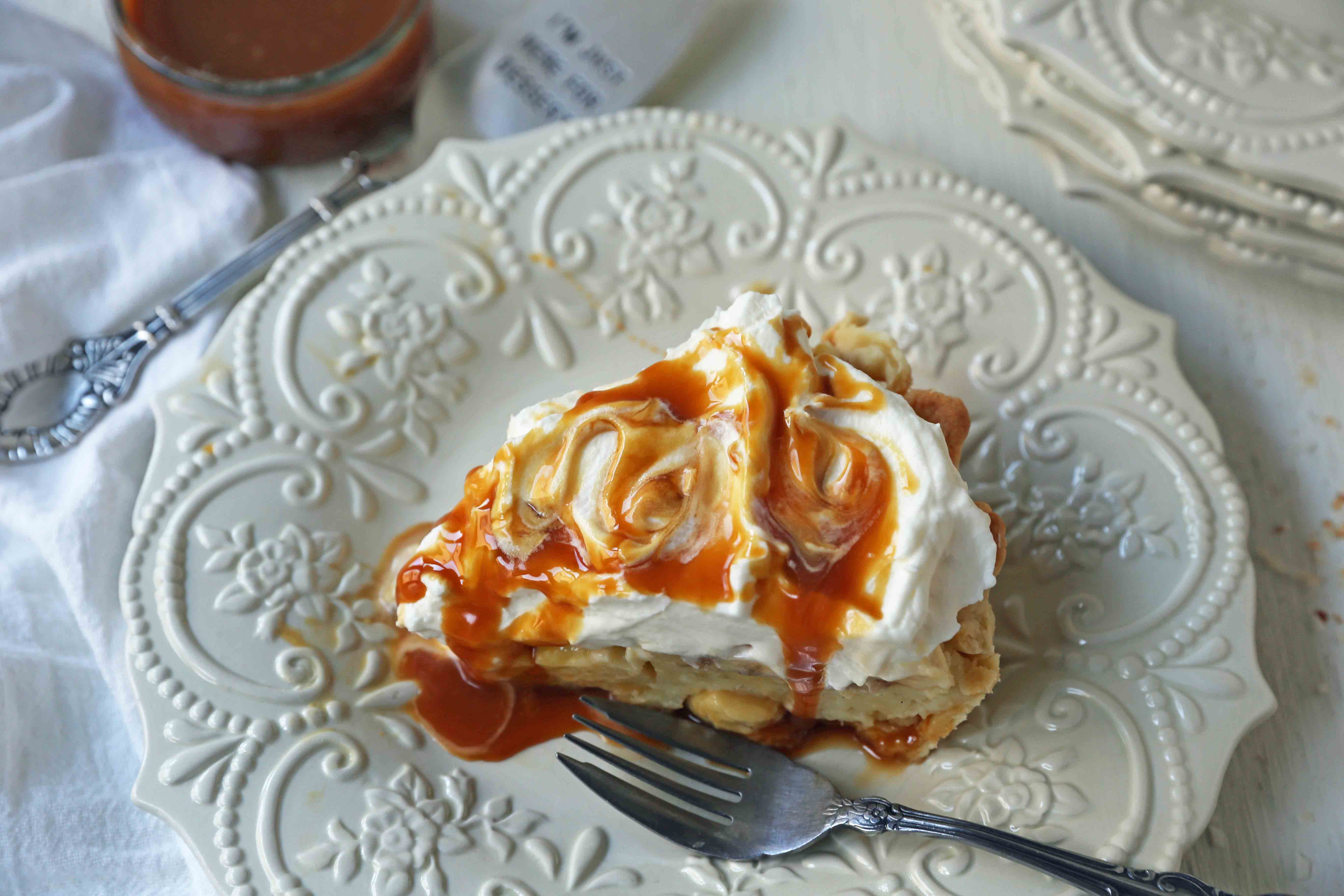 Salted Caramel Banana Cream Pie. Homemade banana cream pie with salted caramel. www.modernhoney.com #bananacreampie #caramelbananacreampie #thanksgivingpie #thanksgiving #pie #pierecipes