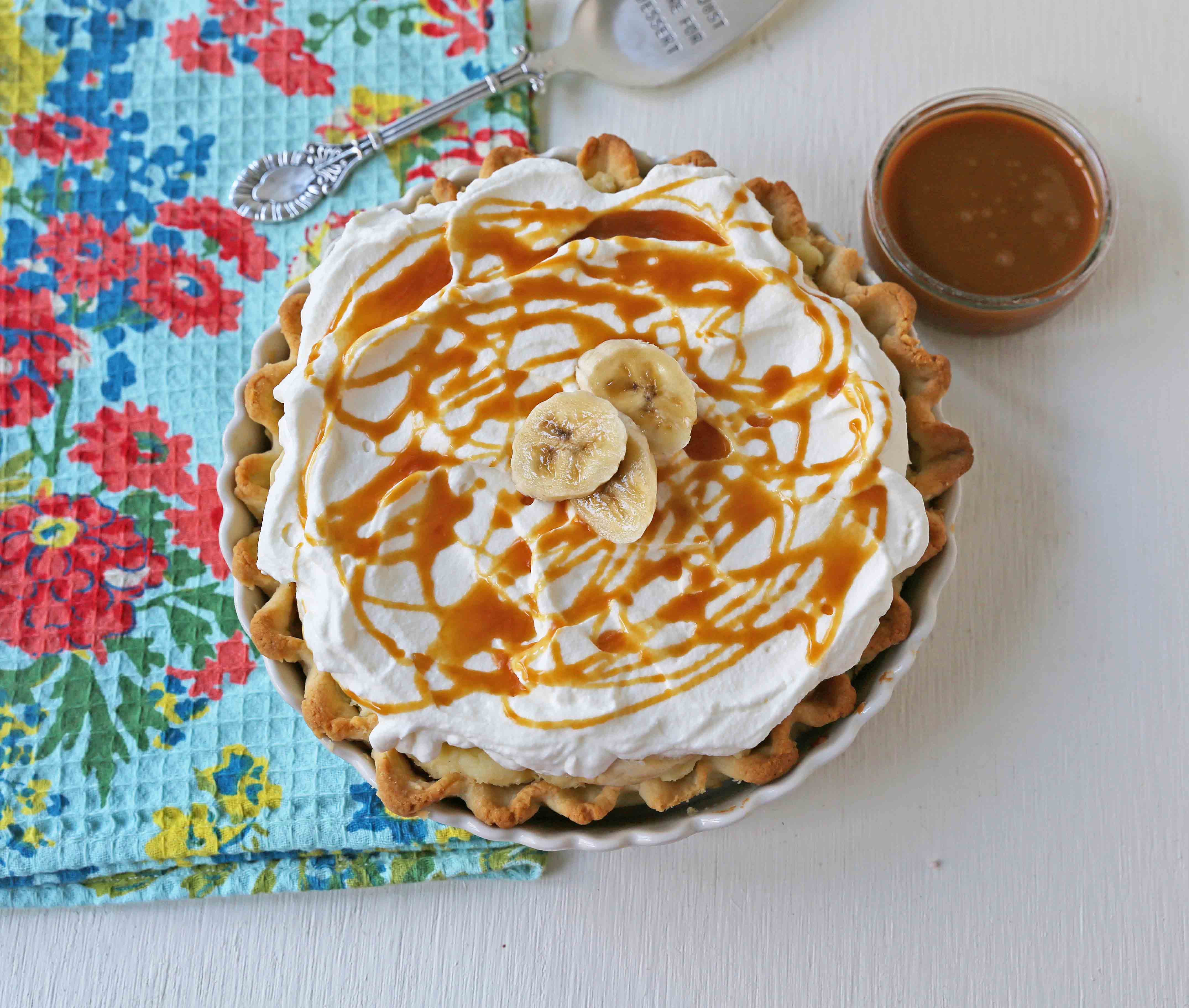 Salted Caramel Banana Cream Pie. Homemade banana cream pie with salted caramel. www.modernhoney.com #bananacreampie #caramelbananacreampie #thanksgivingpie #thanksgiving #pie #pierecipes