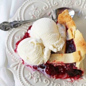 Sweet Cherry Pie Recipe. Homemade cherry pie made from scratch. www.modernhoney.com #cherrypie #homemadecherrypie #cherrypierecipe