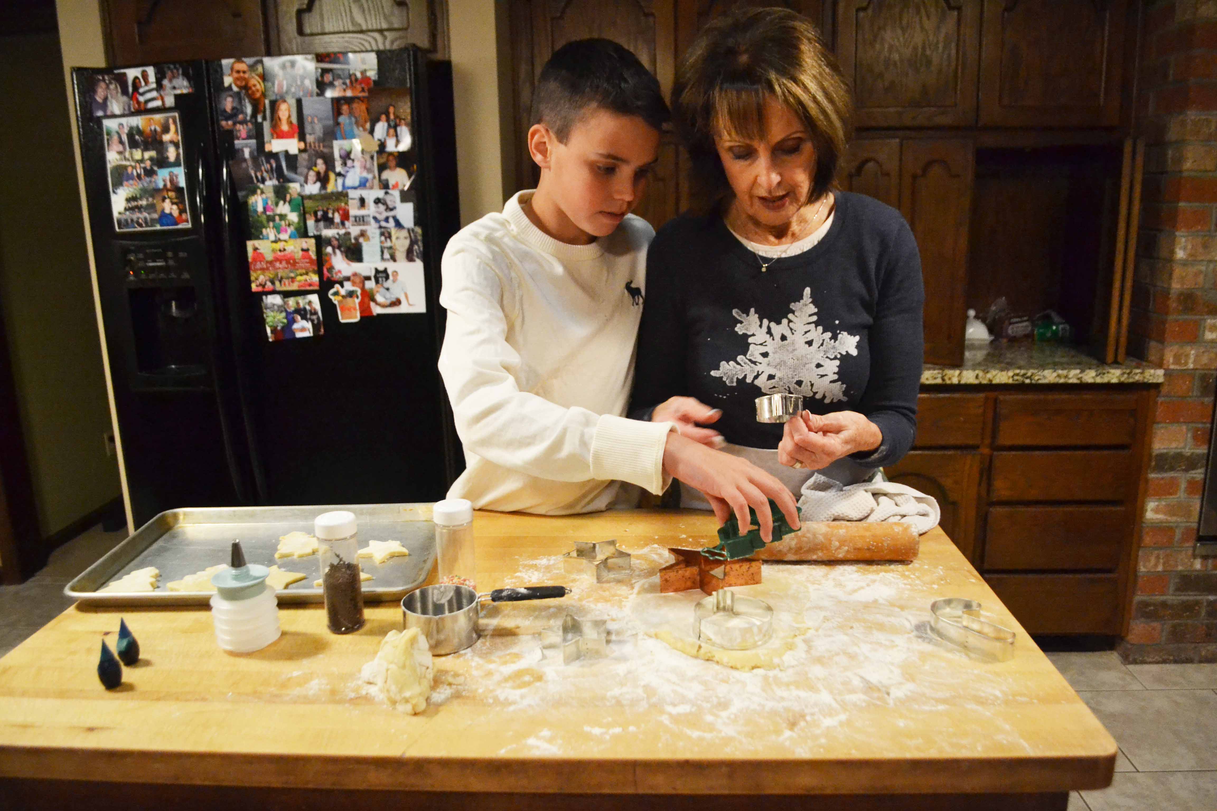 Christmas Bucket List. 10 Ways to Feel the Christmas Spirit by Modern Honey.