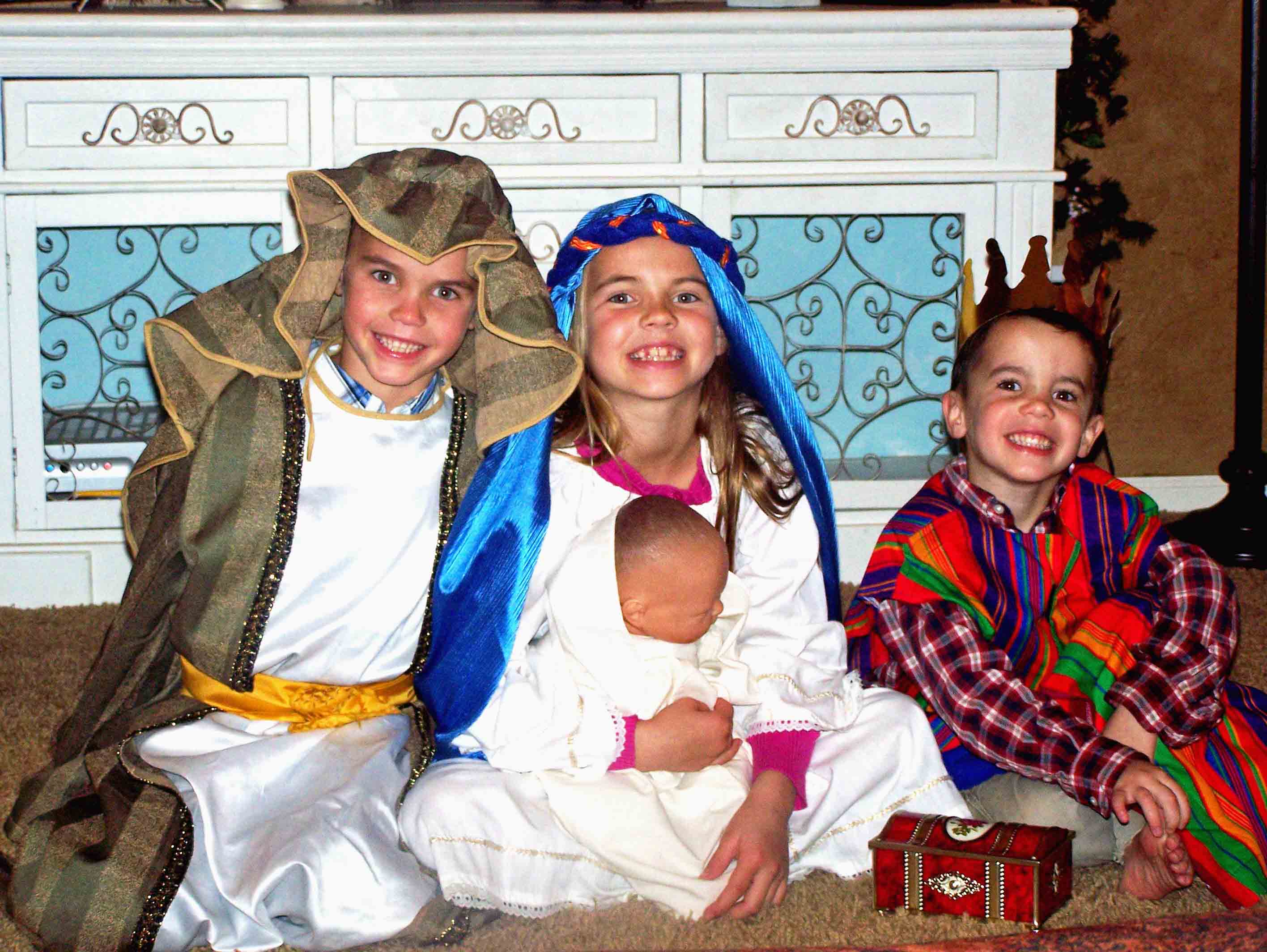 Christmas Bucket List. 10 Ways to Feel the Christmas Spirit by Modern Honey. Kids Nativity.