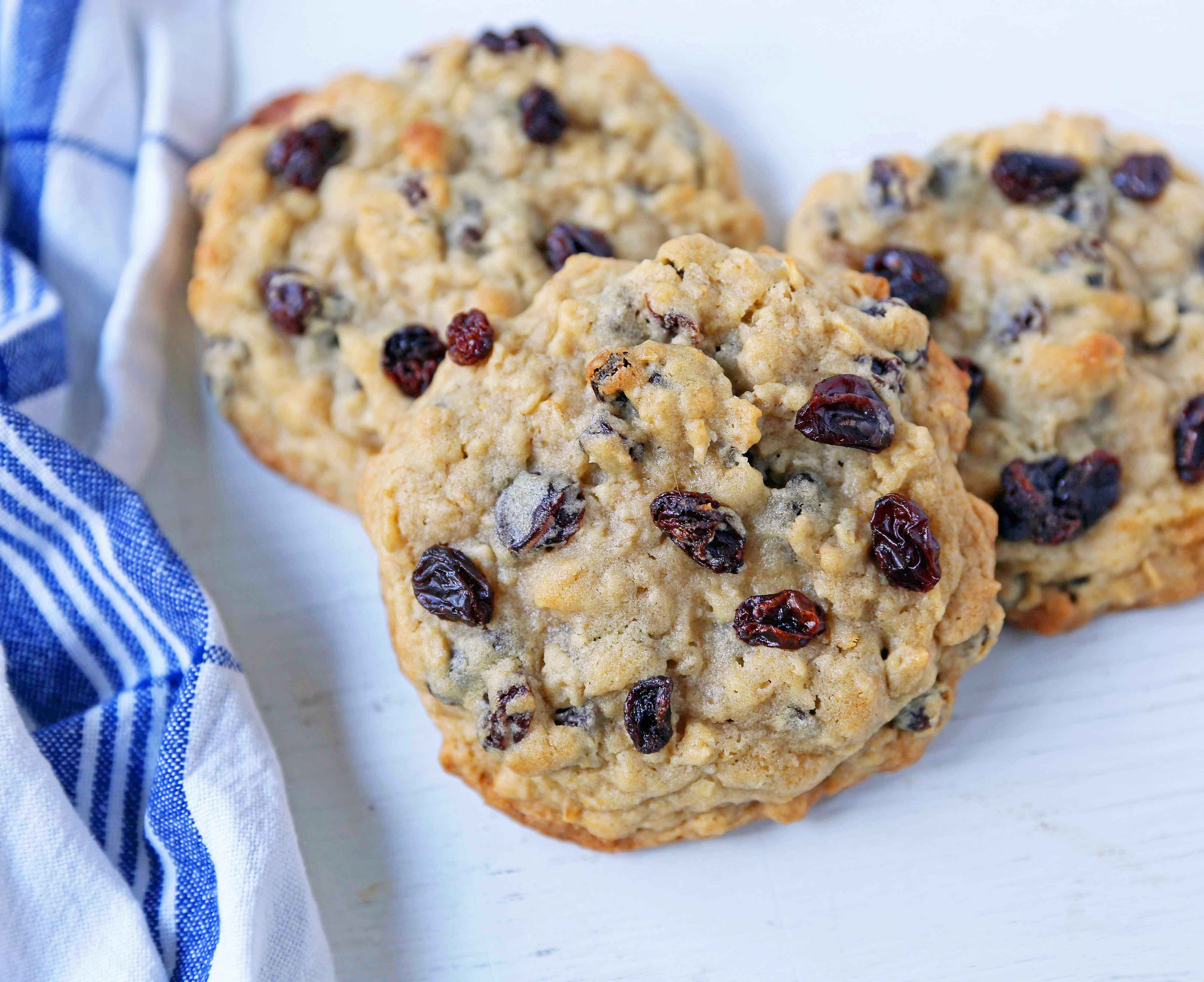 Chewy Oatmeal Raisin Cookies. How to make the perfect oatmeal raisin cookies. Soft chewy oatmeal cookies. Levain Bakery copycat oatmeal raisin cookies. www.modernhoney.com #oatmealraisincookies