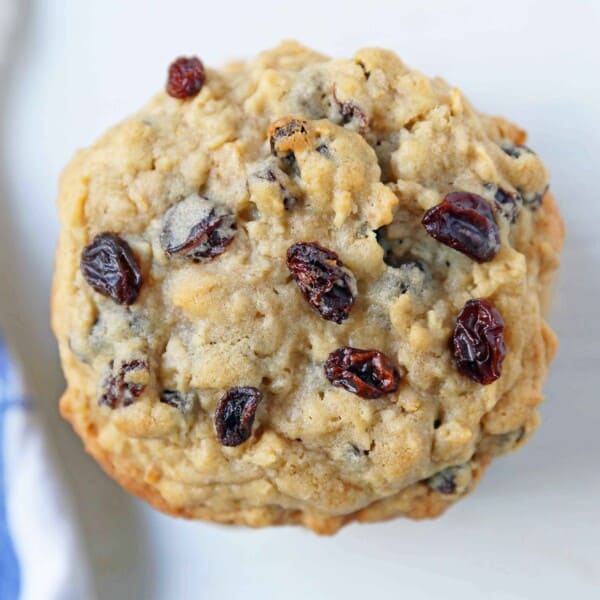 Chewy Oatmeal Raisin Cookies. How to make the perfect oatmeal raisin cookies. Soft chewy oatmeal cookies. Levain Bakery copycat oatmeal raisin cookies. www.modernhoney.com #oatmealraisincookies
