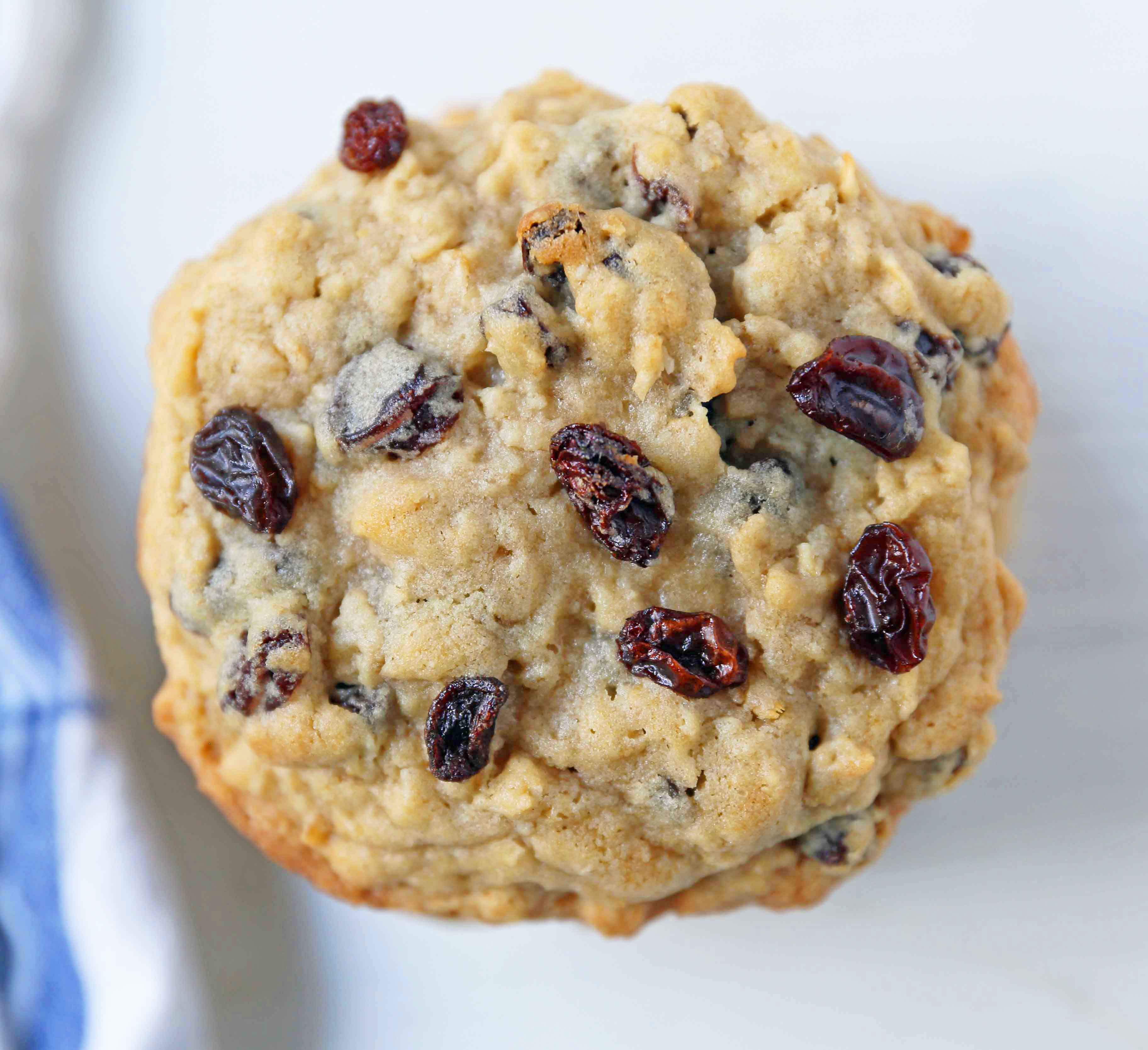 Chewy Oatmeal Raisin Cookies. How to make the perfect oatmeal raisin cookies. Soft chewy oatmeal cookies. Levain Bakery copycat oatmeal raisin cookies. www.modernhoney.com #oatmealraisincookies