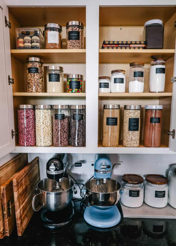 Kitchen Baking Supplies Organization. How to organize a baking center so all of your baking ingredients and supplies are in one place. Tips for storing baking ingredients in jars and the best types of labels to use. This baking organization system makes it so much easier to bake since all of the ingredients are organized and in one place!