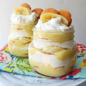 Homemade Banana Pudding Dessert Recipe. Slow cooked vanilla bean custard layered with fresh bananas, nilla wafers and fluffy whipped cream. A perfect Southern dessert and homemade Magnolia Bakery copycat with made from scratch pudding. www.modernhoney.com