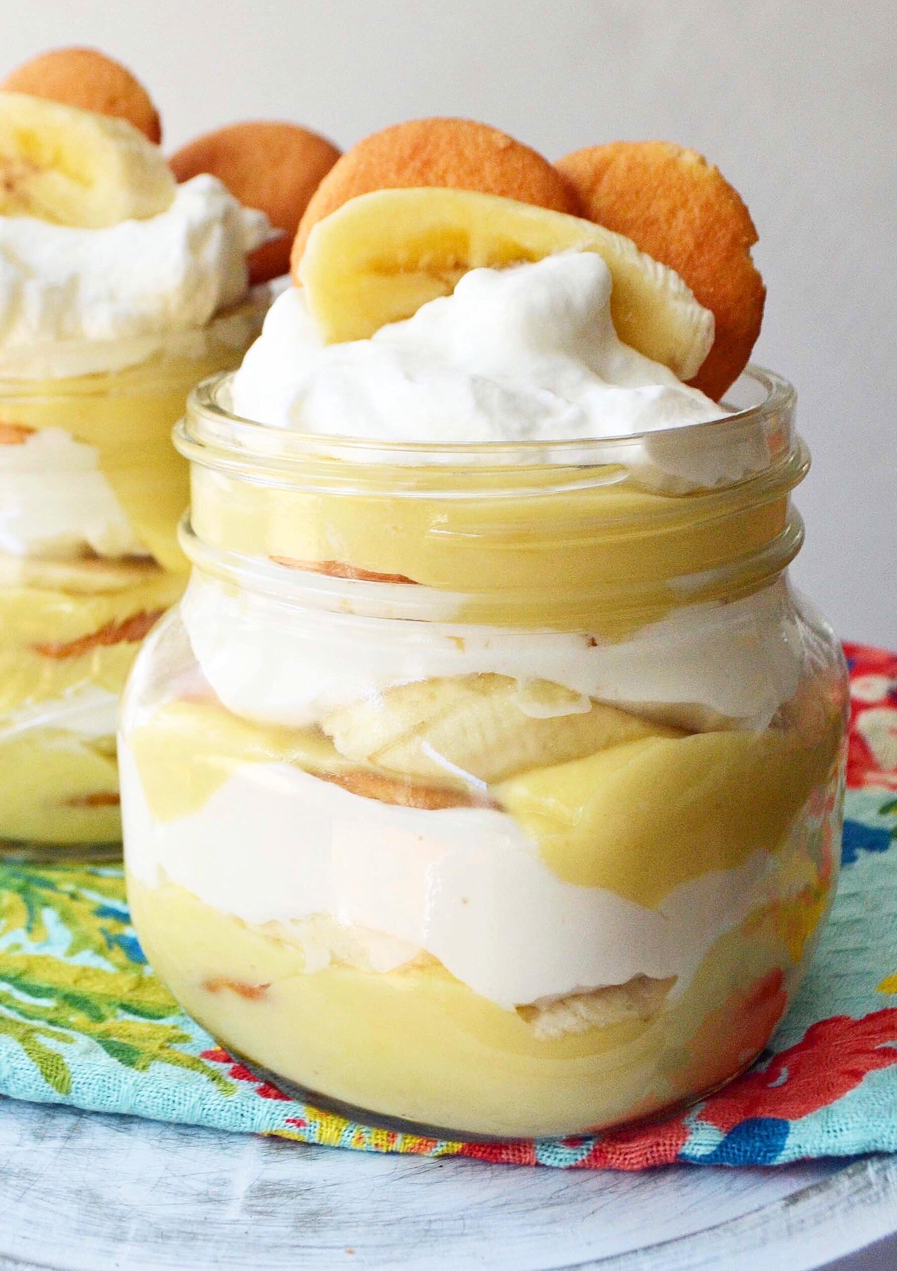 Homemade Banana Pudding Recipe. Homemade vanilla bean custard layered with freshly whipped cream and Nilla wafers. www.modernhoney.com #bananapudding #homemadebananapudding 