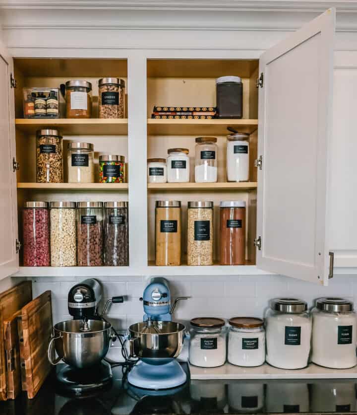 Kitchen Baking Supplies Organization. How to organize a baking center so all of your baking ingredients and supplies are in one place. Tips for storing baking ingredients in jars and the best types of labels to use. This baking organization system makes it so much easier to bake since all of the ingredients are organized and in one place!