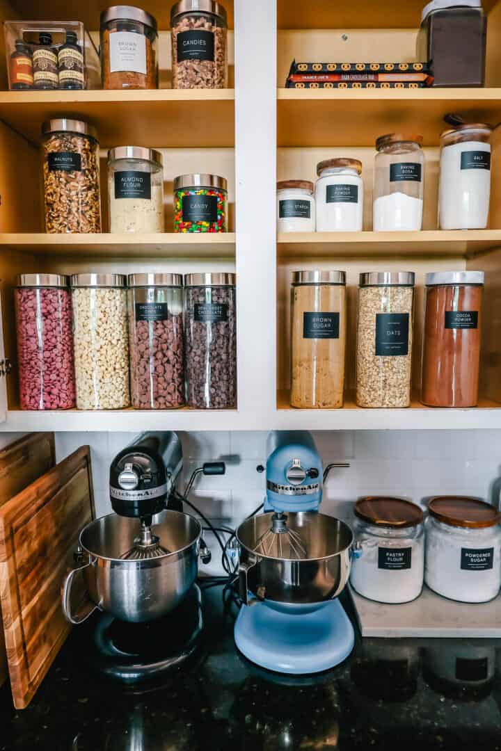 Kitchen Baking Supplies Organization. How to organize a baking center so all of your baking ingredients and supplies are in one place. Tips for storing baking ingredients in jars and the best types of labels to use. This baking organization system makes it so much easier to bake since all of the ingredients are organized and in one place!