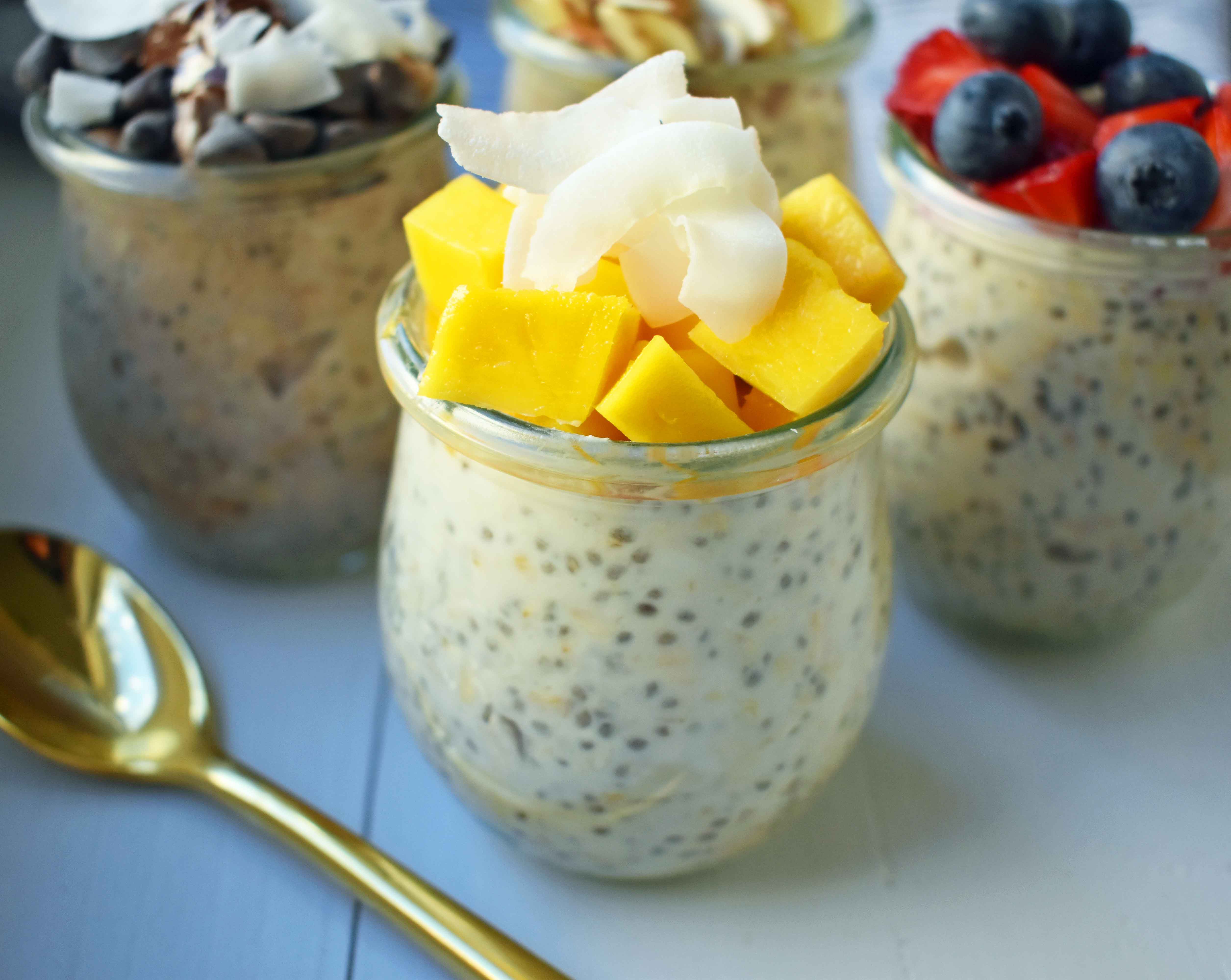 5 Ways to make Overnight Oats. How to make easy perfect overnight oats topped with berries, chocolate, bananas, coconut, and nuts. Naturally sweetened and protein filled breakfast. www.modernhoney.com