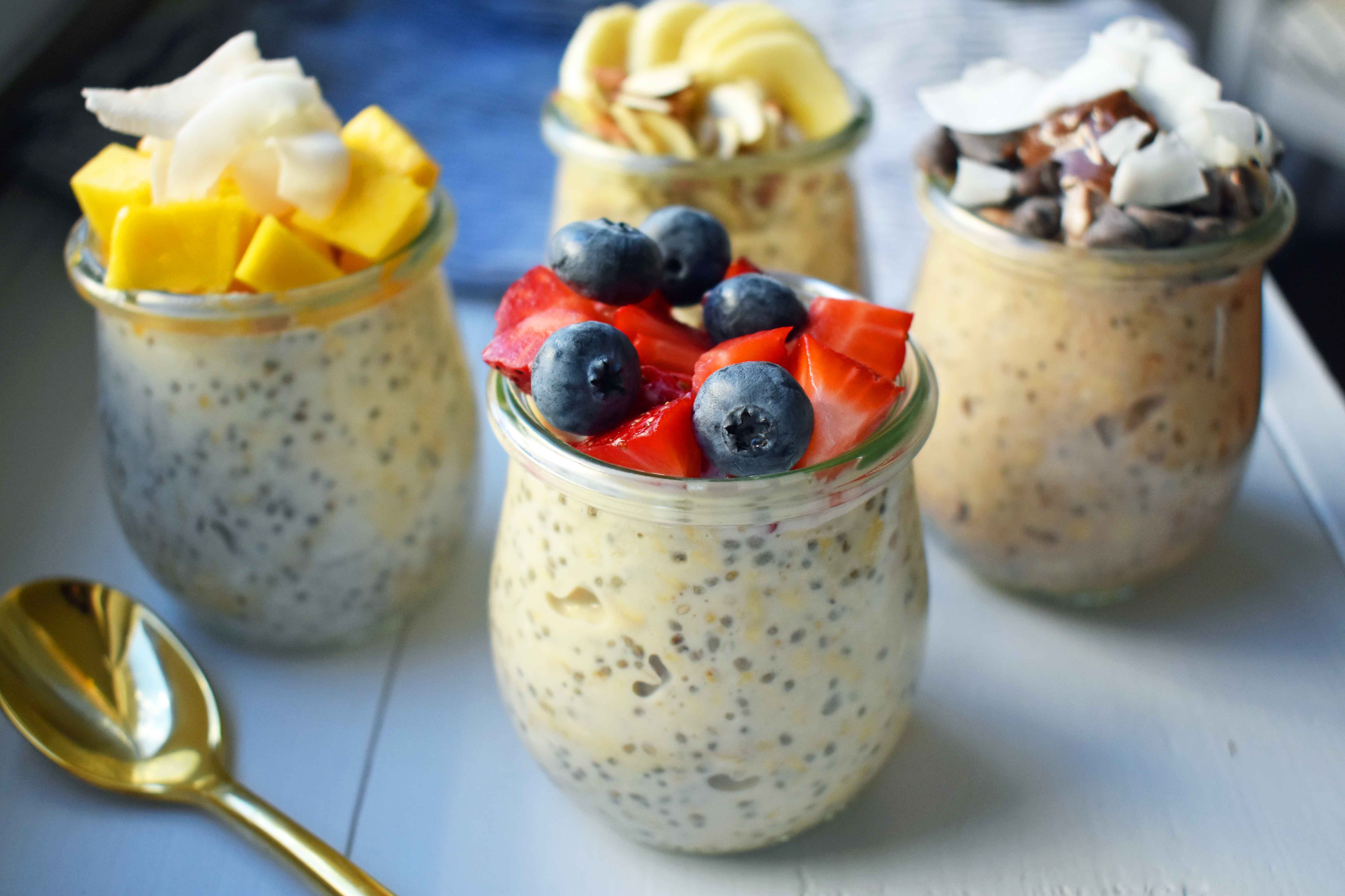 5 Ways to make Overnight Oats. How to make easy perfect overnight oats topped with berries, chocolate, bananas, coconut, and nuts. Naturally sweetened and protein filled breakfast. www.modernhoney.com