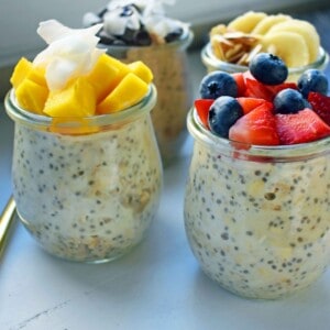 5 Ways to make Overnight Oats. How to make easy perfect overnight oats topped with berries, chocolate, bananas, coconut, and nuts. Naturally sweetened and protein filled breakfast. www.modernhoney.com