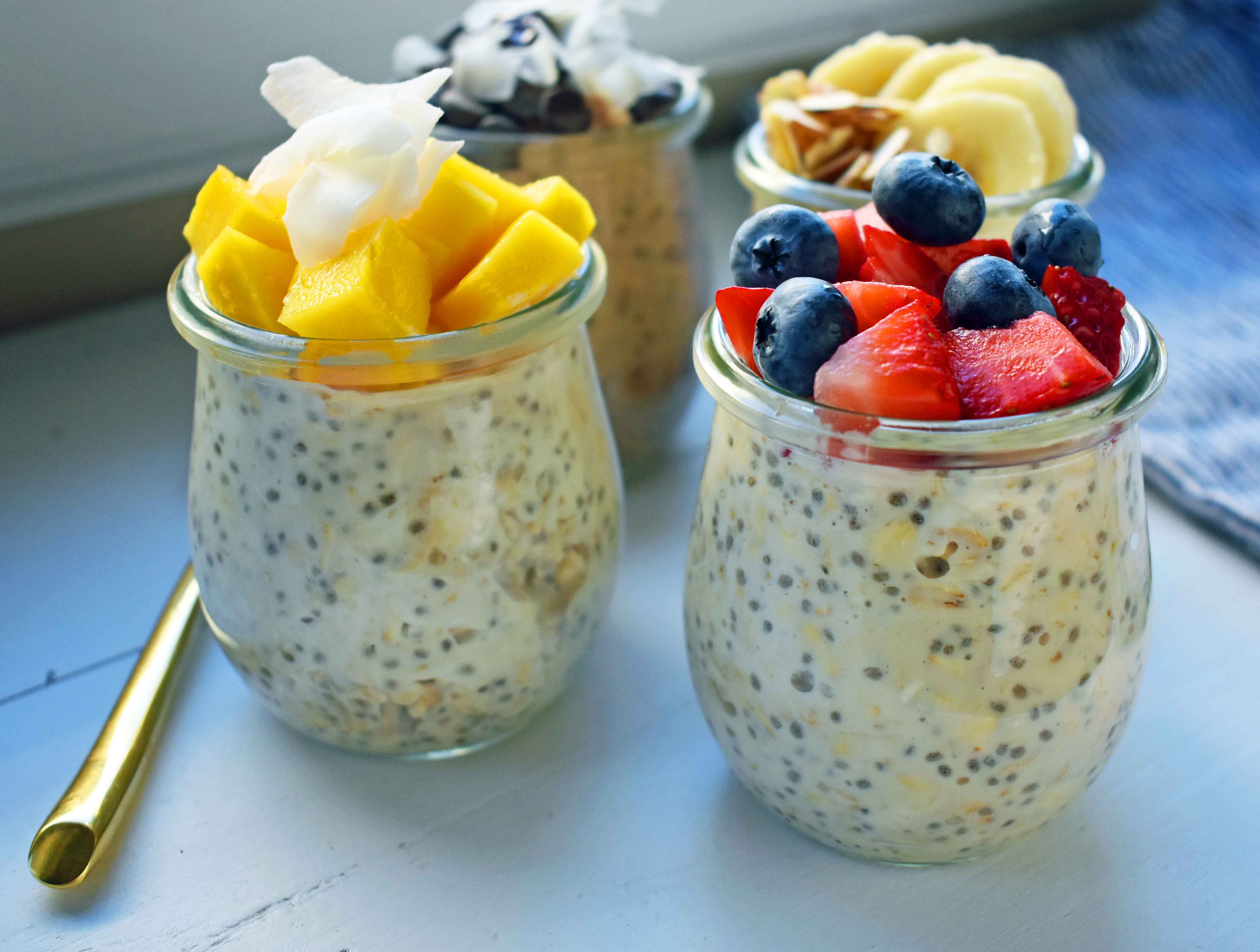 5 Ways to make Overnight Oats. How to make easy perfect overnight oats topped with berries, chocolate, bananas, coconut, and nuts. Naturally sweetened and protein filled breakfast. www.modernhoney.com