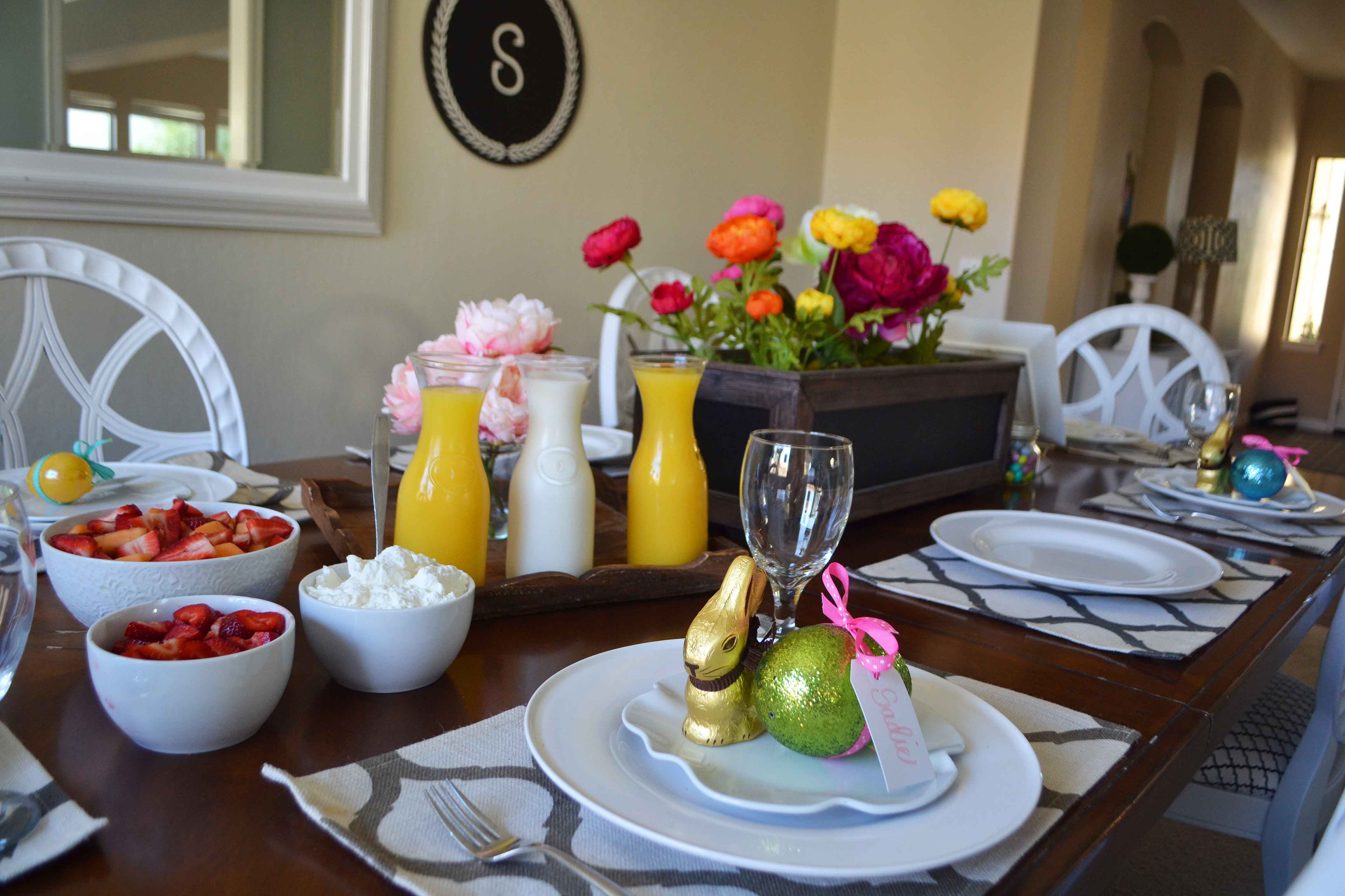 Spring Decoration Ideas. Easter and Spring tablescapes to brighten your home. Easter brunch at home. www.modernhoney.com