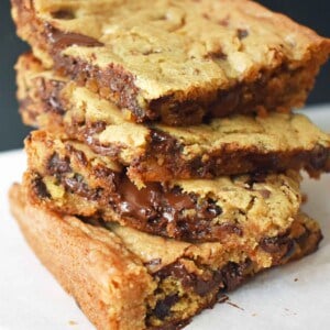 Chocolate Chip Cookie Bars. Classic buttery chocolate chip cookies in a bar. A favorite cookie bar recipe! www.modernhoney.com