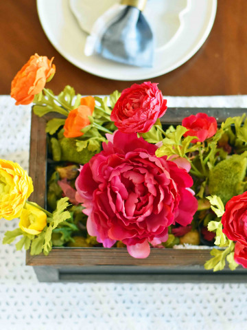 How to decorate for Spring. Beautiful Spring tablescapes. DIY decorating ideas for Spring. How to decorate your table for Spring. www.modernhoney.com