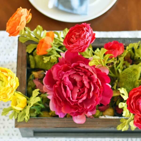 How to decorate for Spring. Beautiful Spring tablescapes. DIY decorating ideas for Spring. How to decorate your table for Spring. www.modernhoney.com