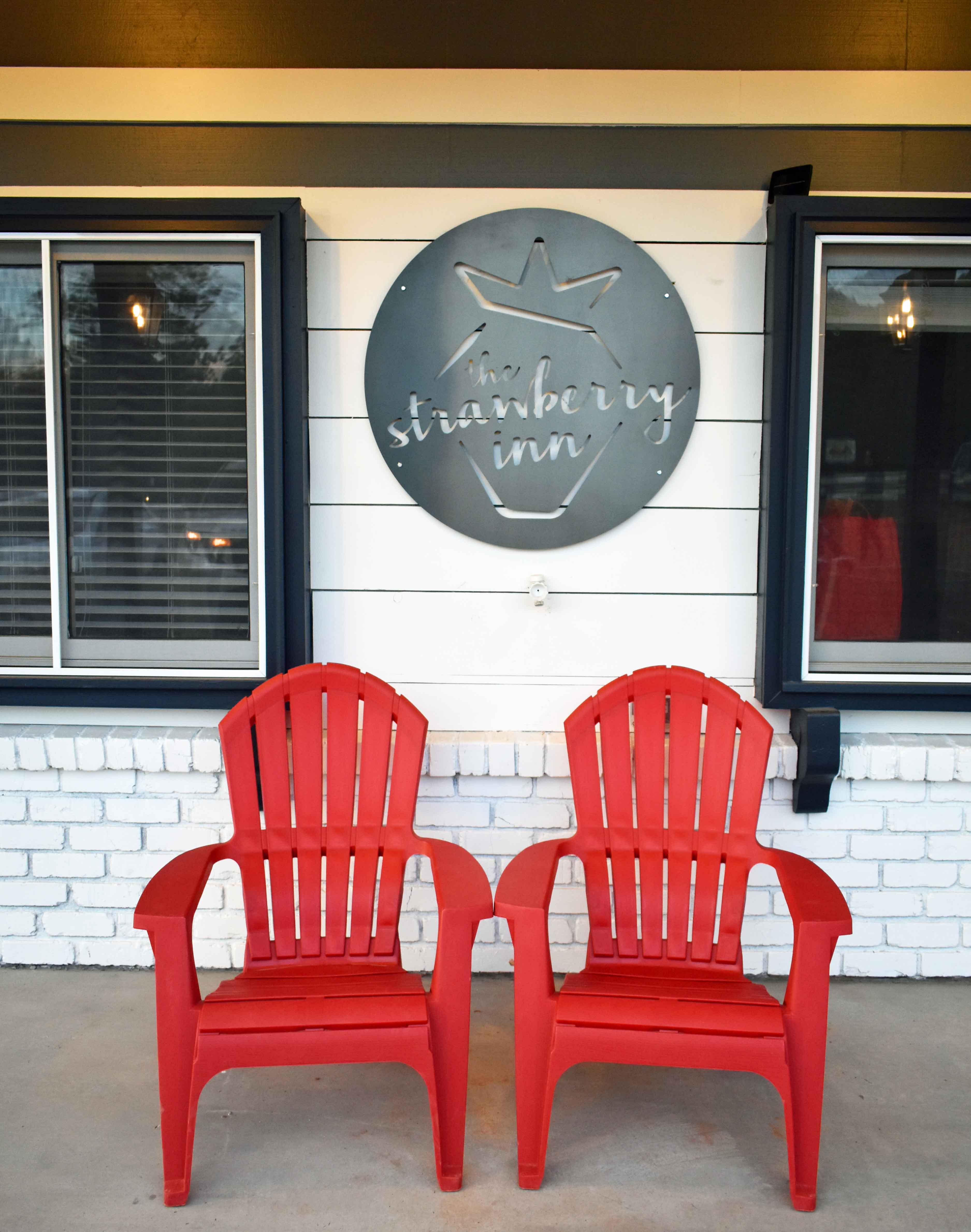 The Strawberry Inn Red Chairs. Weekend in Strawberry Arizona