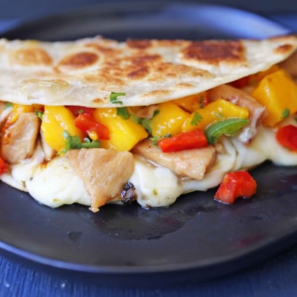 Chicken Quesadilla with Mango Salsa. Mexican chicken quesadilla with mexican cheese and mango salsa. The best chicken quesadilla with jalapeno cream cheese. www.modernhoney.com #quesadilla #chickenquesadilla