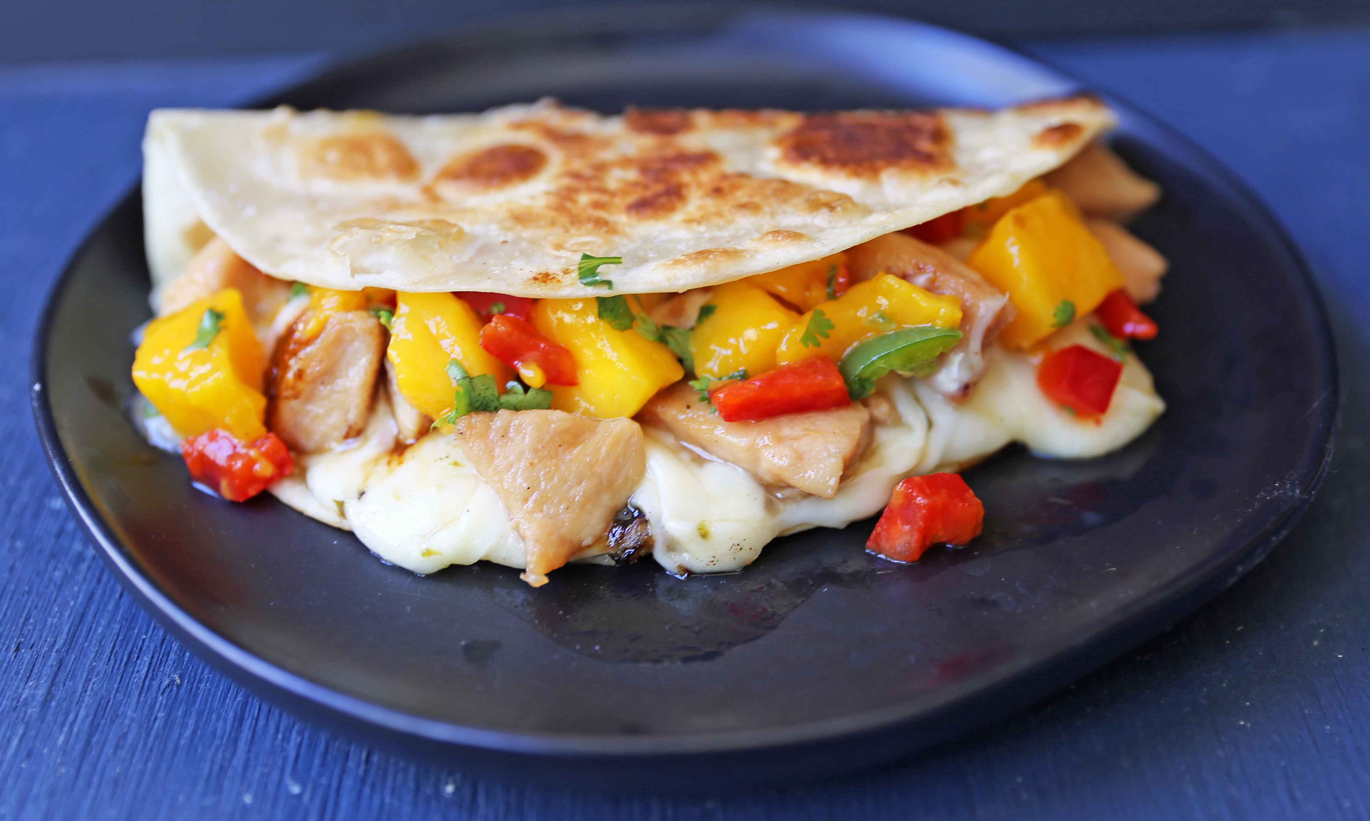 Chicken Quesadilla with Mango Salsa. Mexican chicken quesadilla with mexican cheese and mango salsa. The best chicken quesadilla with jalapeno cream cheese. www.modernhoney.com #quesadilla #chickenquesadilla 