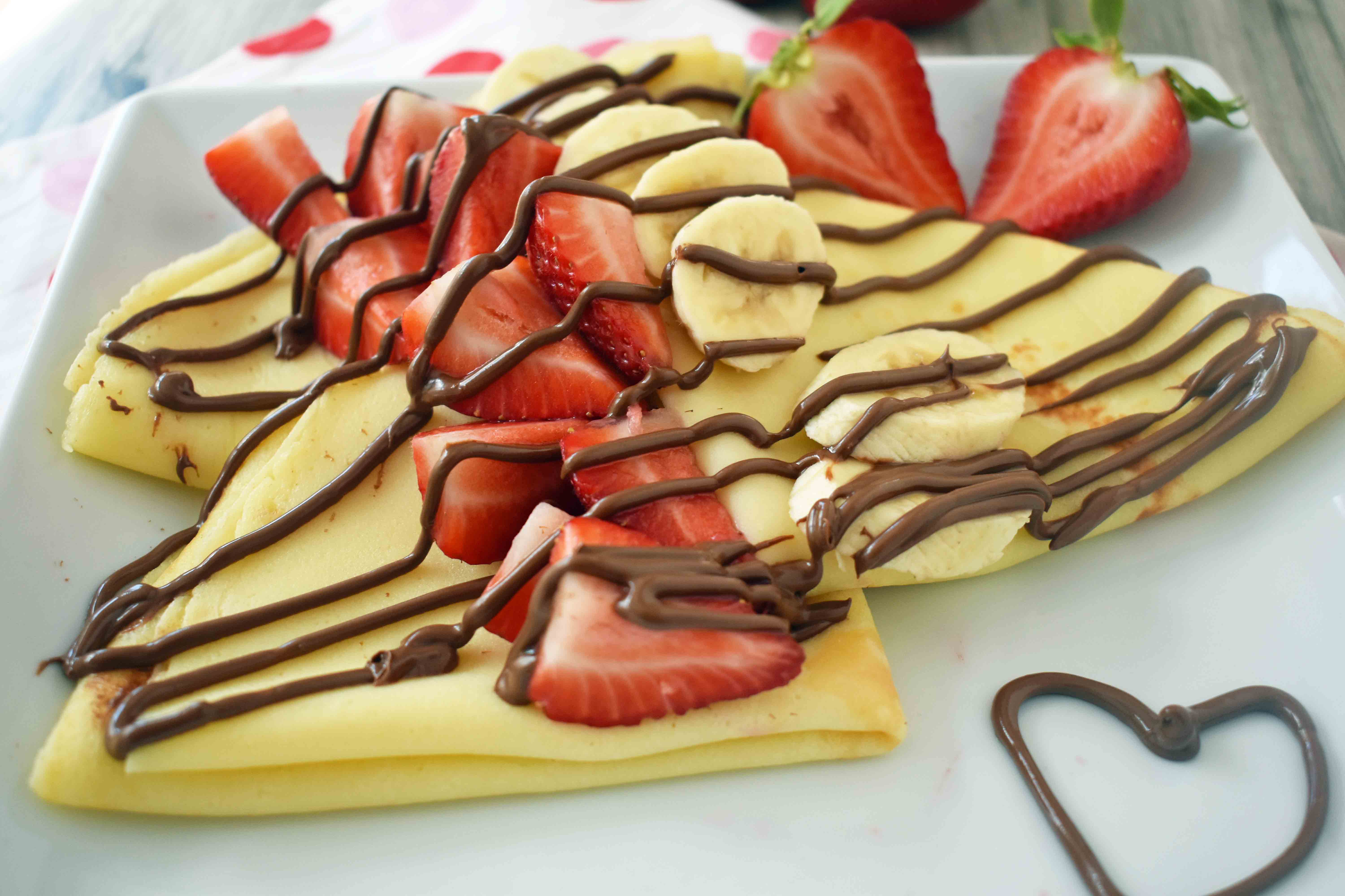 Perfect Crepes Recipe with Nutella and Strawberries. Buttery French crepes that melt-in-your-mouth. A list of crepe topping ideas and where to buy the best crepe pans. www.modernhoney.com