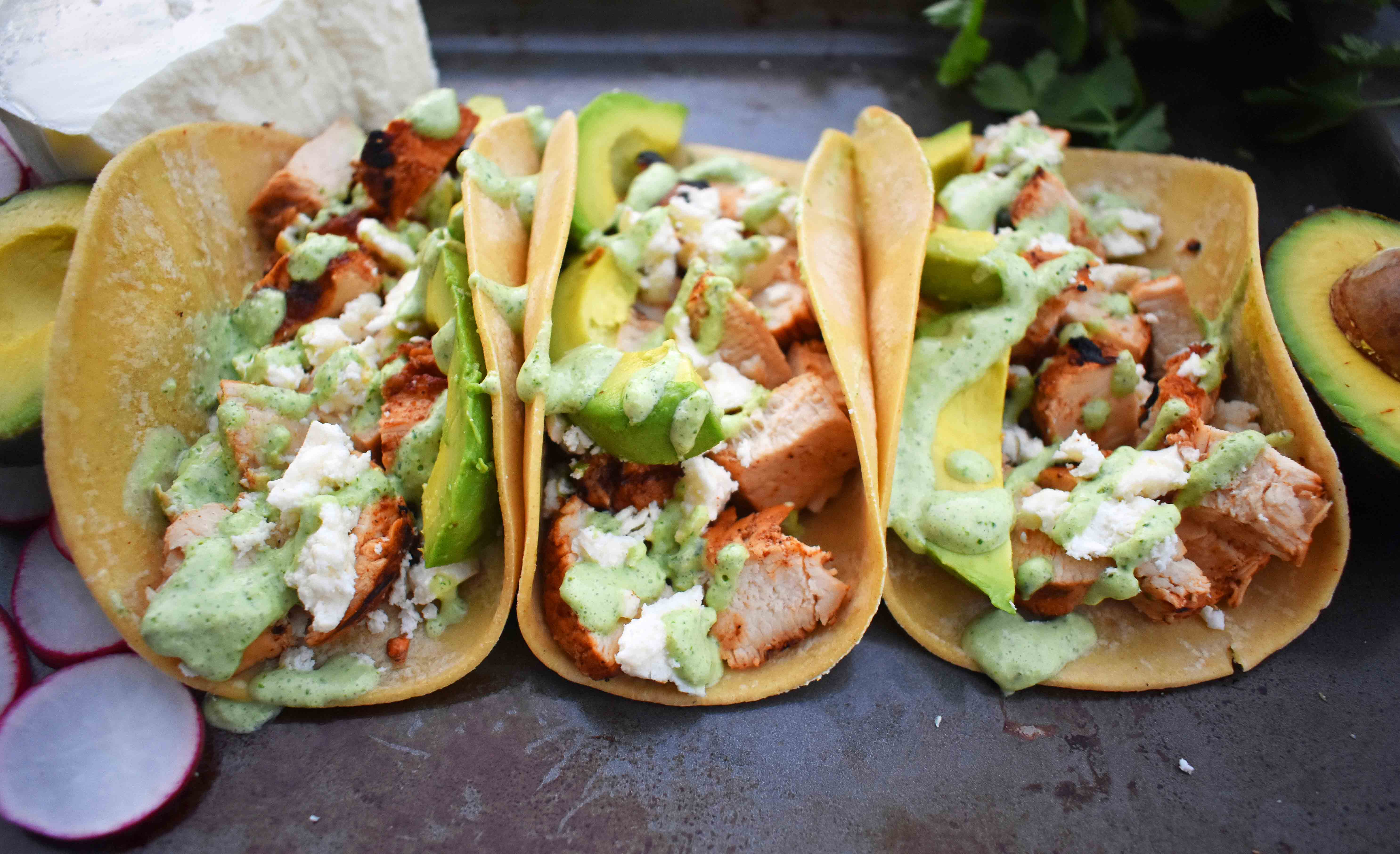 Gegrillte Hähnchen-Tacos mit gerösteter Poblano-Crema - Moderner Honig ...