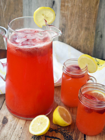 Fresh Strawberry Lemonade made with freshly squeezed lemon juice, fresh strawberries, sweet sugar, water, and ice. A super simple drink that is perfect for summer! www.modernhoney.com