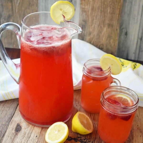 Fresh Strawberry Lemonade made with freshly squeezed lemon juice, fresh strawberries, sweet sugar, water, and ice. A super simple drink that is perfect for summer! www.modernhoney.com