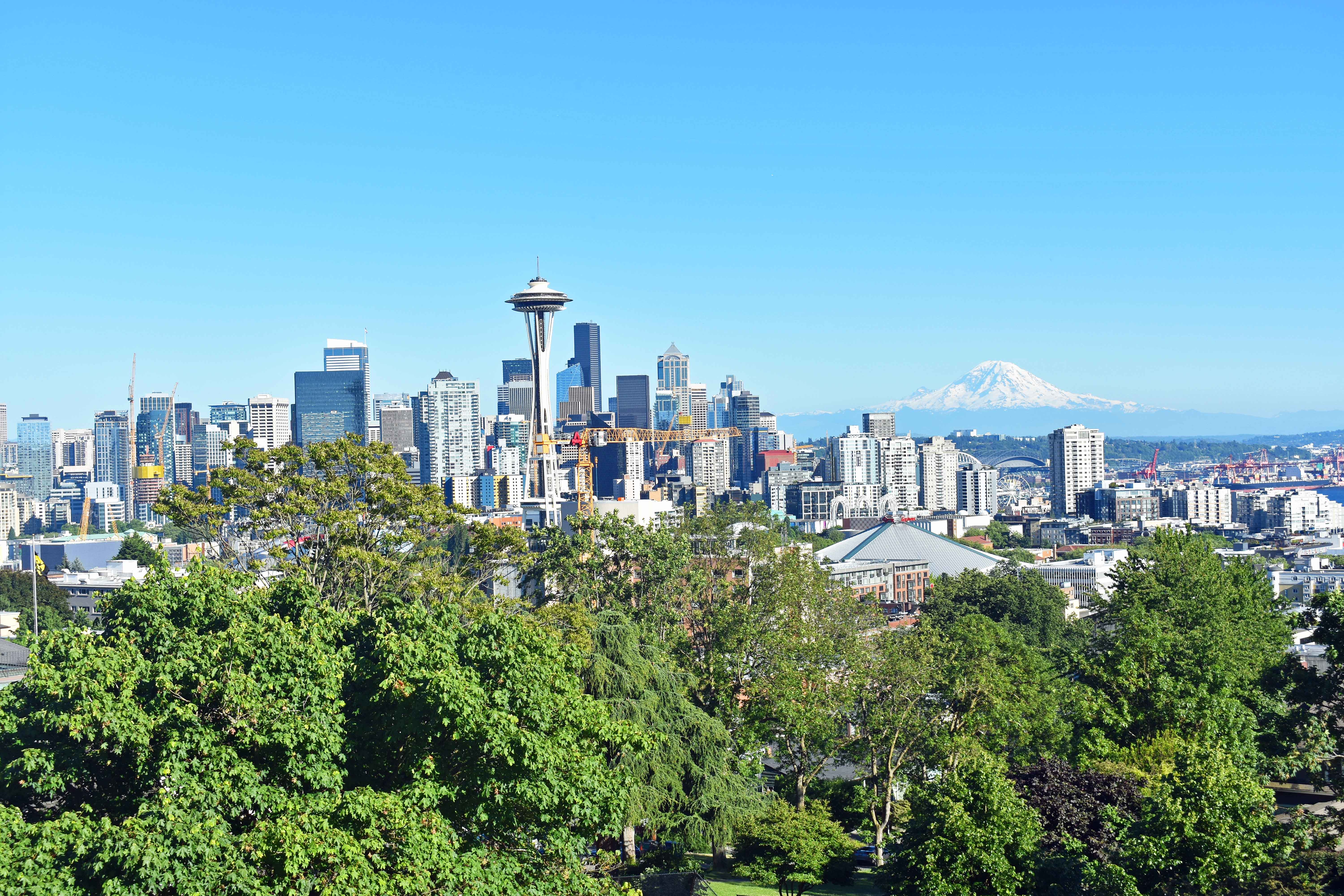 Seattle Space Needle Skyline at Kerry Park. Best Places to Eat and See in Seattle. The most popular spots to visit and the best restaurants. Tips on the best places to see in Seattle Washington. www.modernhoney.com