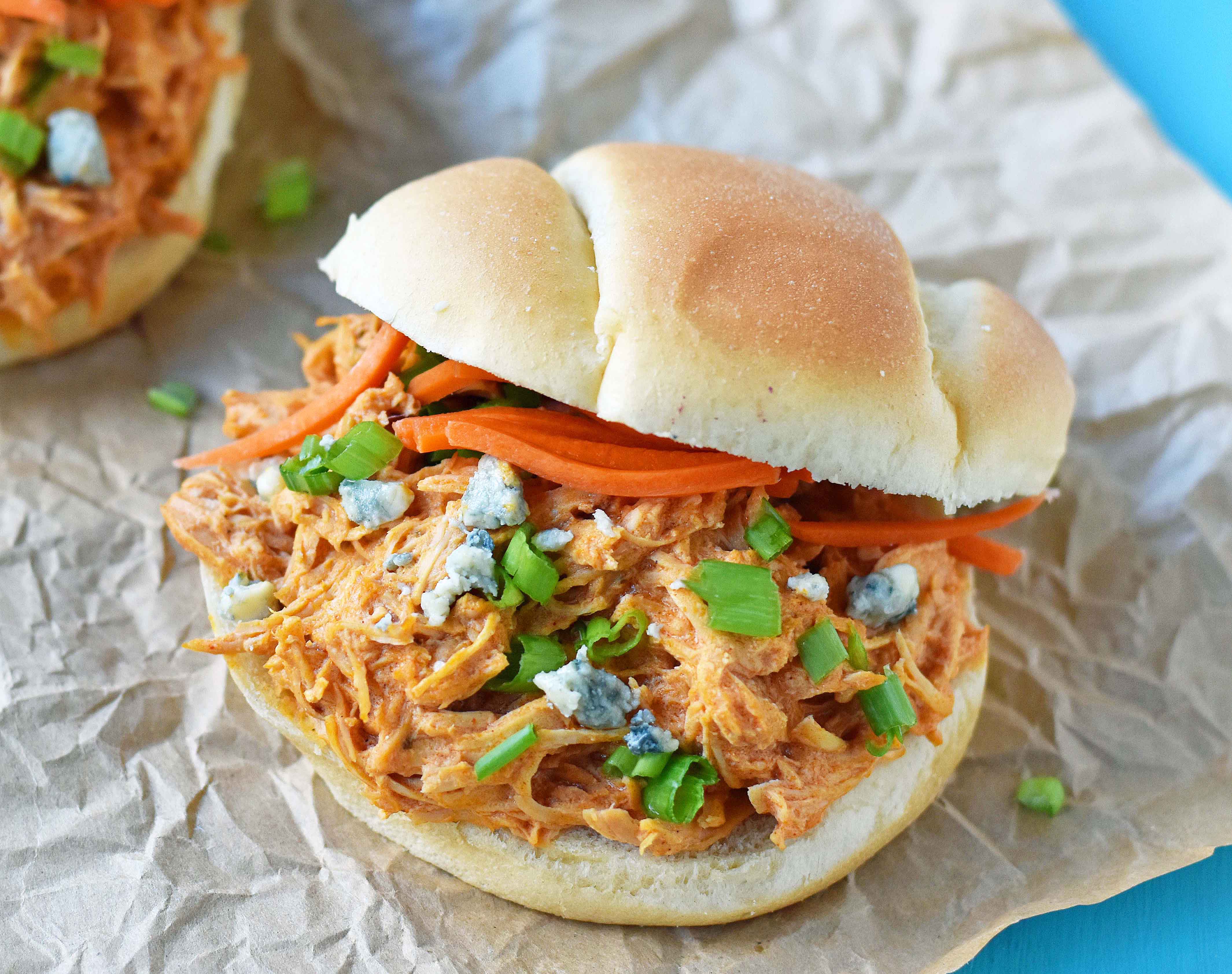 Buffalo Ranch Slow Cooker-Kana, joka on valmistettu kananrinnasta, Ranchin kastikkeesta, Buffalon siipikastikkeesta ja tuorejuustosta. Tämä buffalo Ranchin kana on valmistettu vain 4 aineksesta. Voidaan tehdä buffalo chicken sliders. Täydellinen jalkapallo tailgate osapuolille tai nyyttejä. www.modernhoney.com